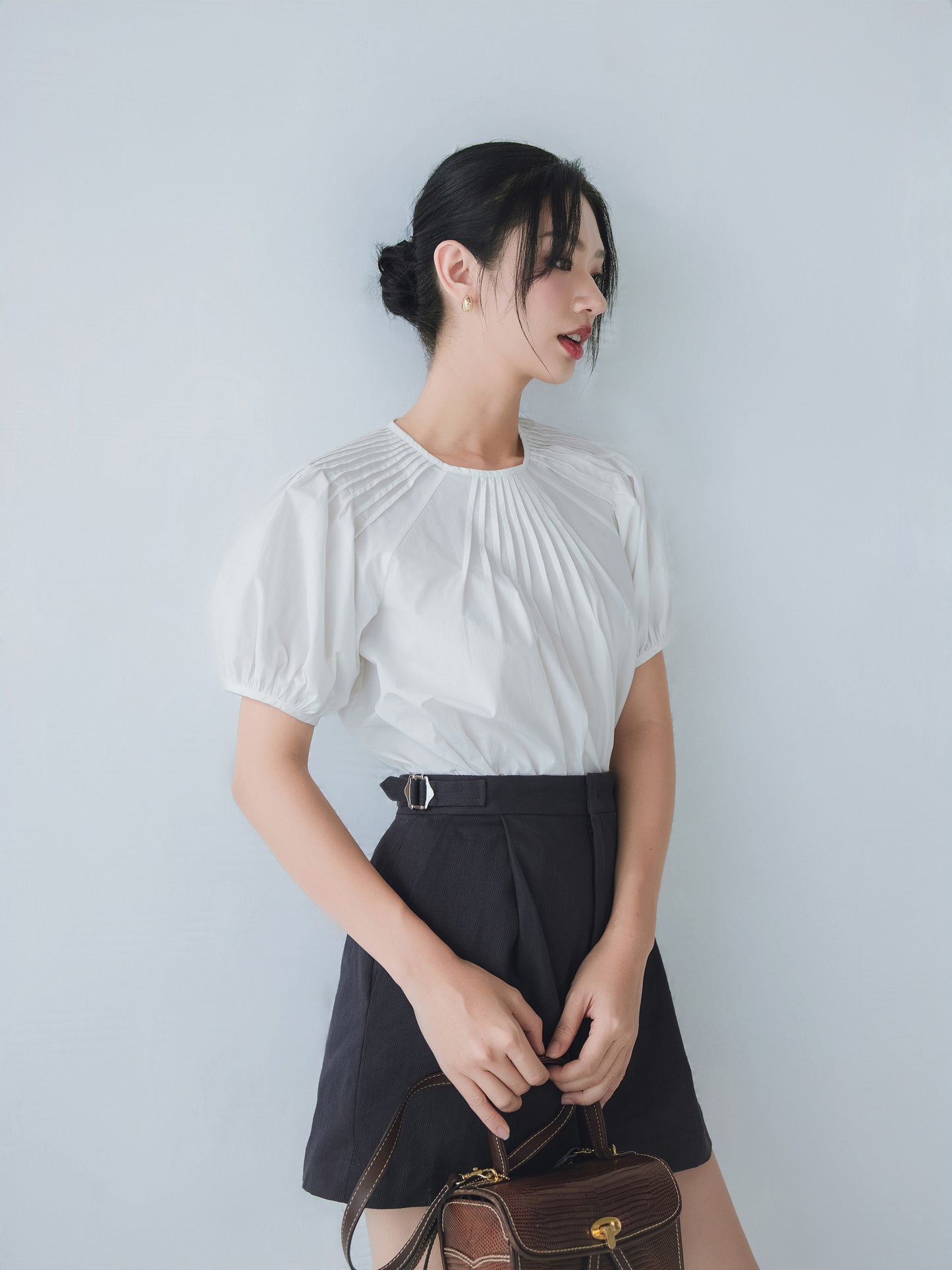 Quần ngắn màu xám đậm có khóa điều chỉnh hai bên - YT9916