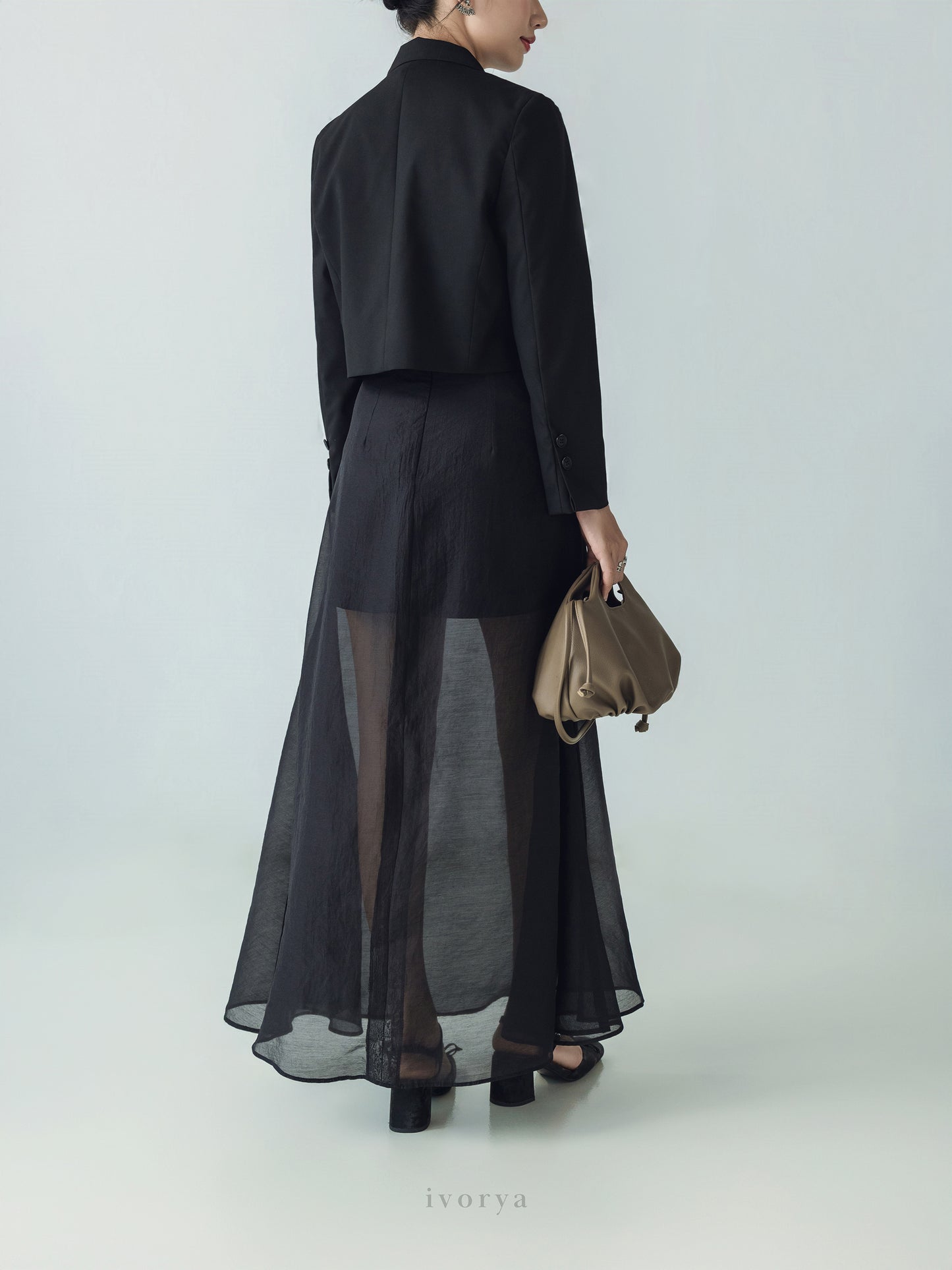Áo blazer crop-top màu đen tay dài - YB9962