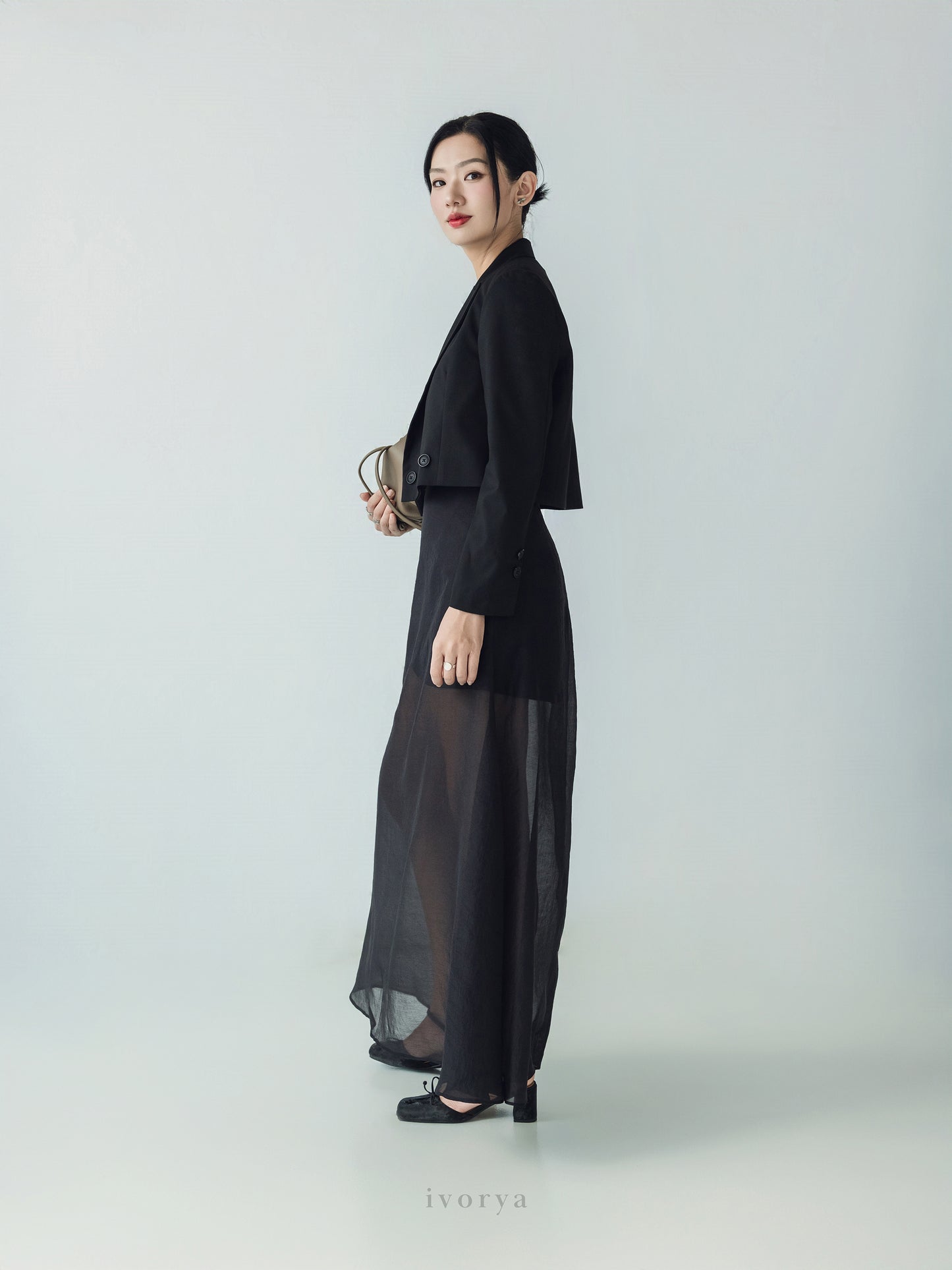 Áo blazer crop-top màu đen tay dài - YB9962