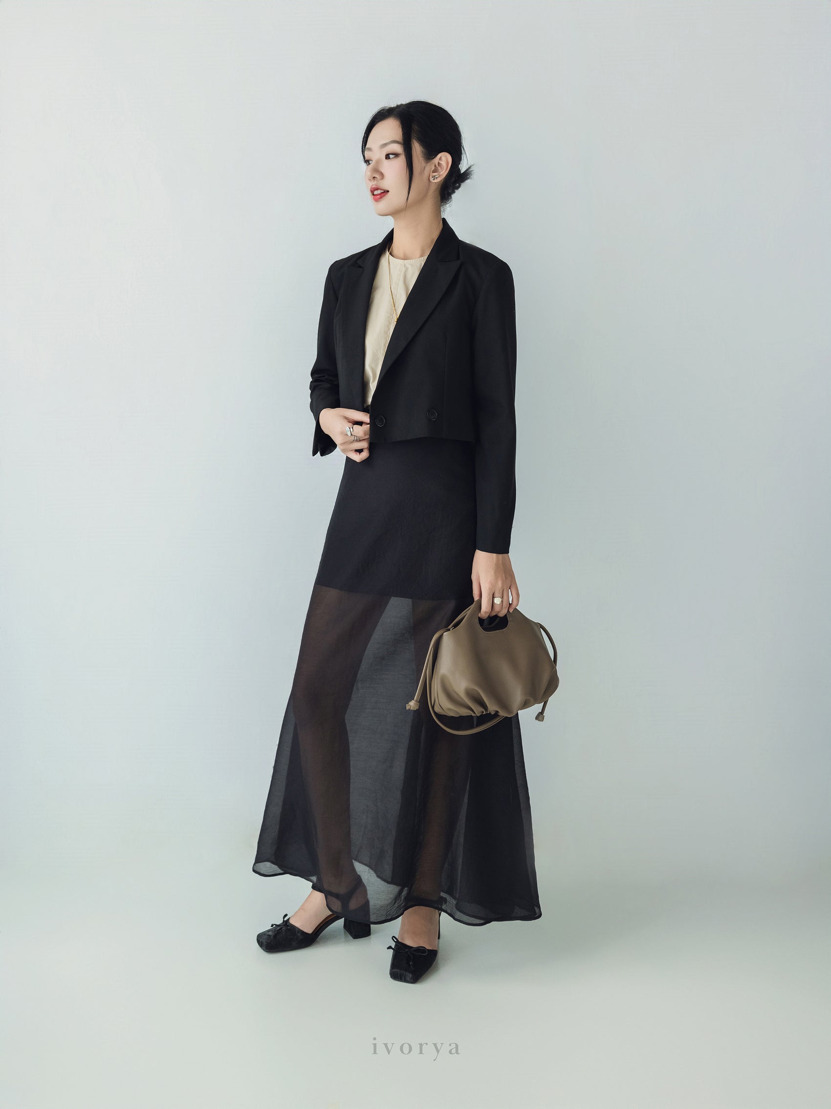 Áo blazer crop-top màu đen tay dài - YB9962