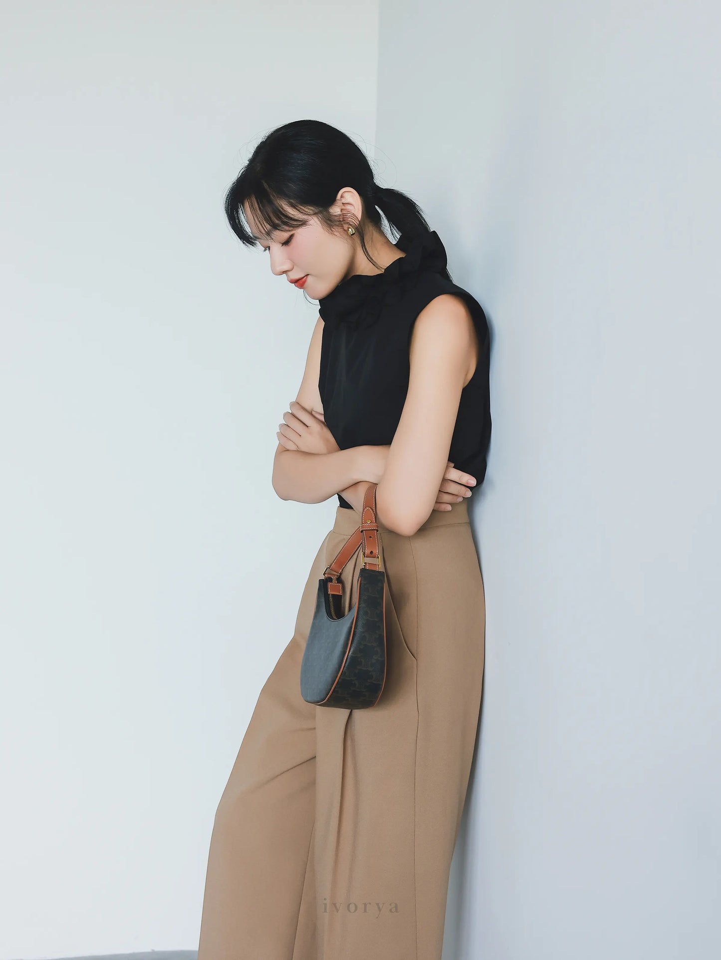 Quần tây nữ ống rộng màu nâu xếp ly trước - YT9976