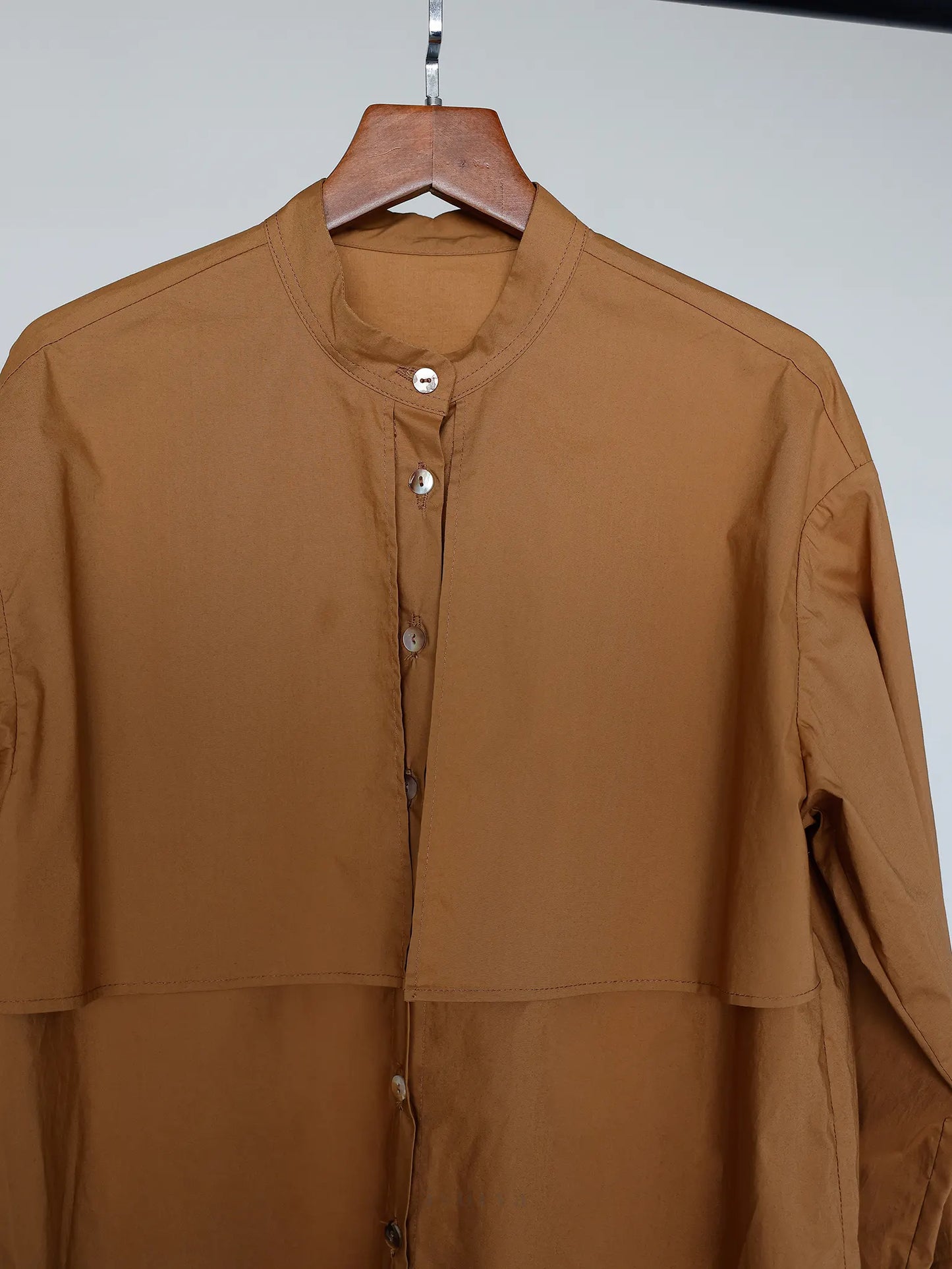 Áo sơ mi màu nâu dài tay, cổ áo poplin có vạt áo trước - SH9937