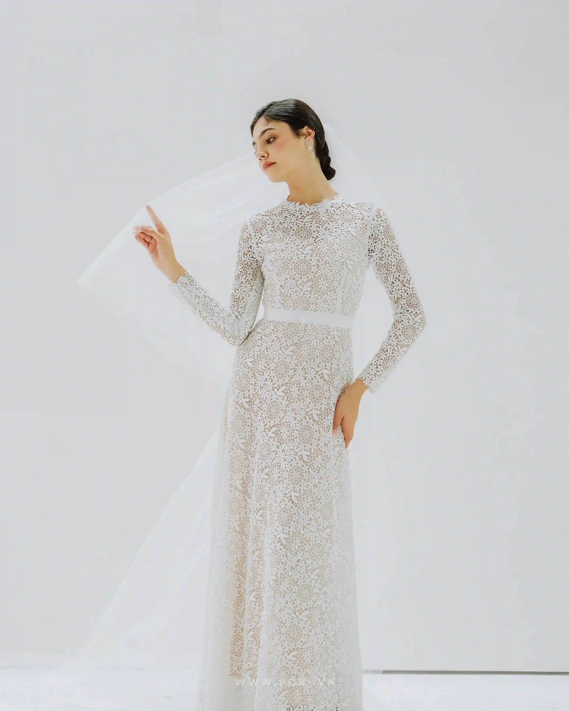 Made-to-order elegant lace wedding dress with crew neck and long sleeve - D1243 - POXI