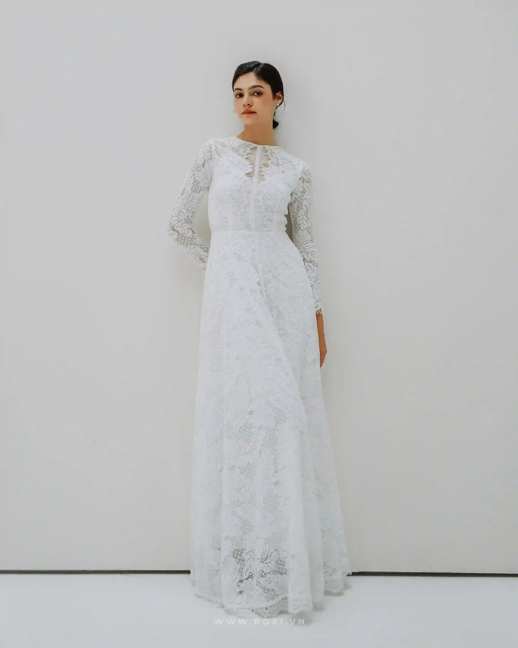 Lace wedding dress with crew neck and long sleeves - D1249 - POXI