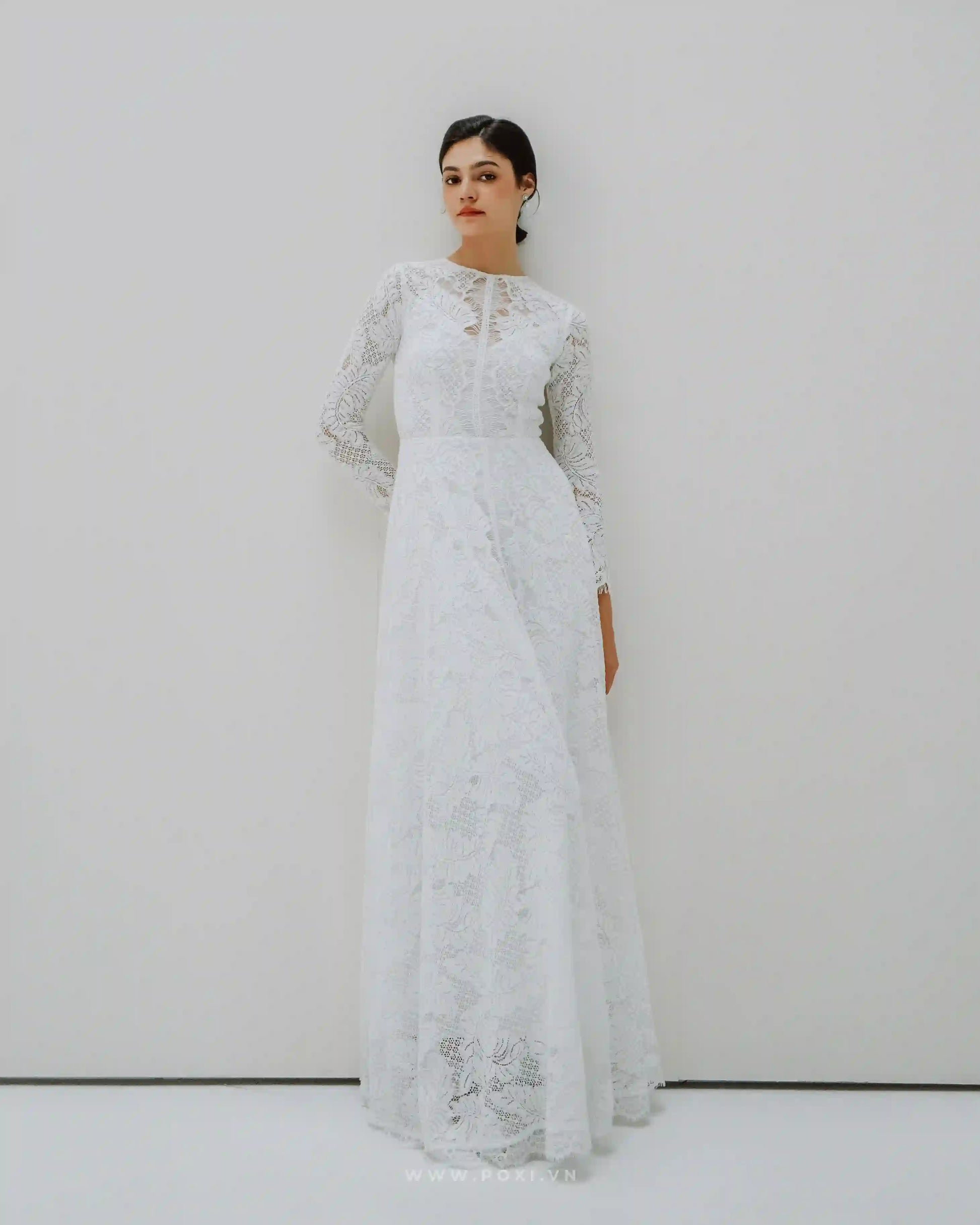 Lace wedding dress with crew neck and long sleeves - D1249 - POXI