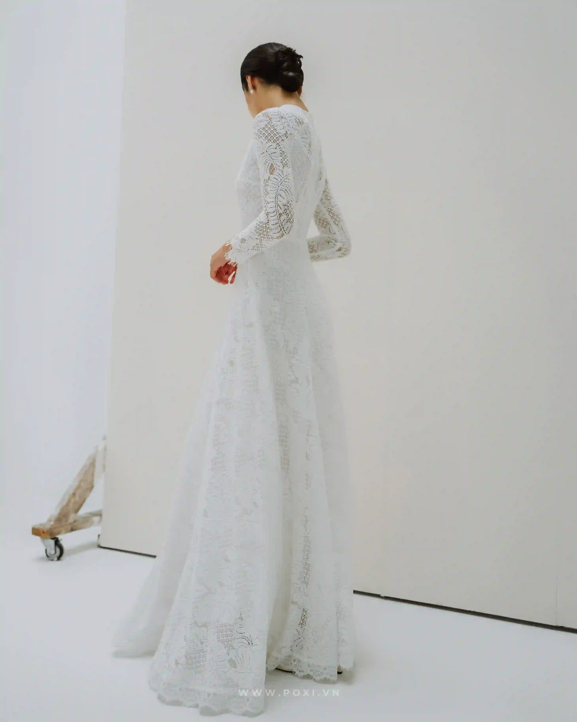 Lace wedding dress with crew neck and long sleeves - D1249 - POXI