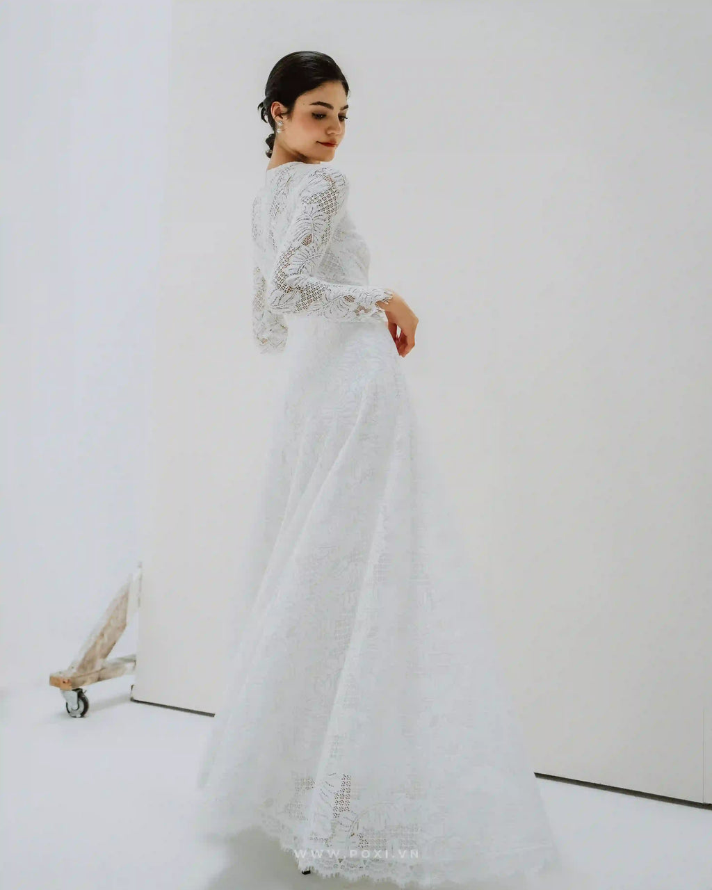 Lace wedding dress with crew neck and long sleeves - D1249 - POXI