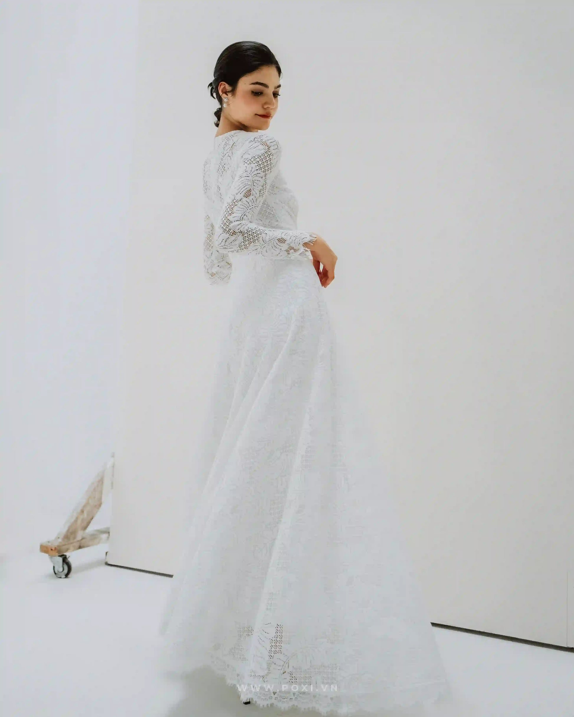 Lace wedding dress with crew neck and long sleeves - D1249 - POXI