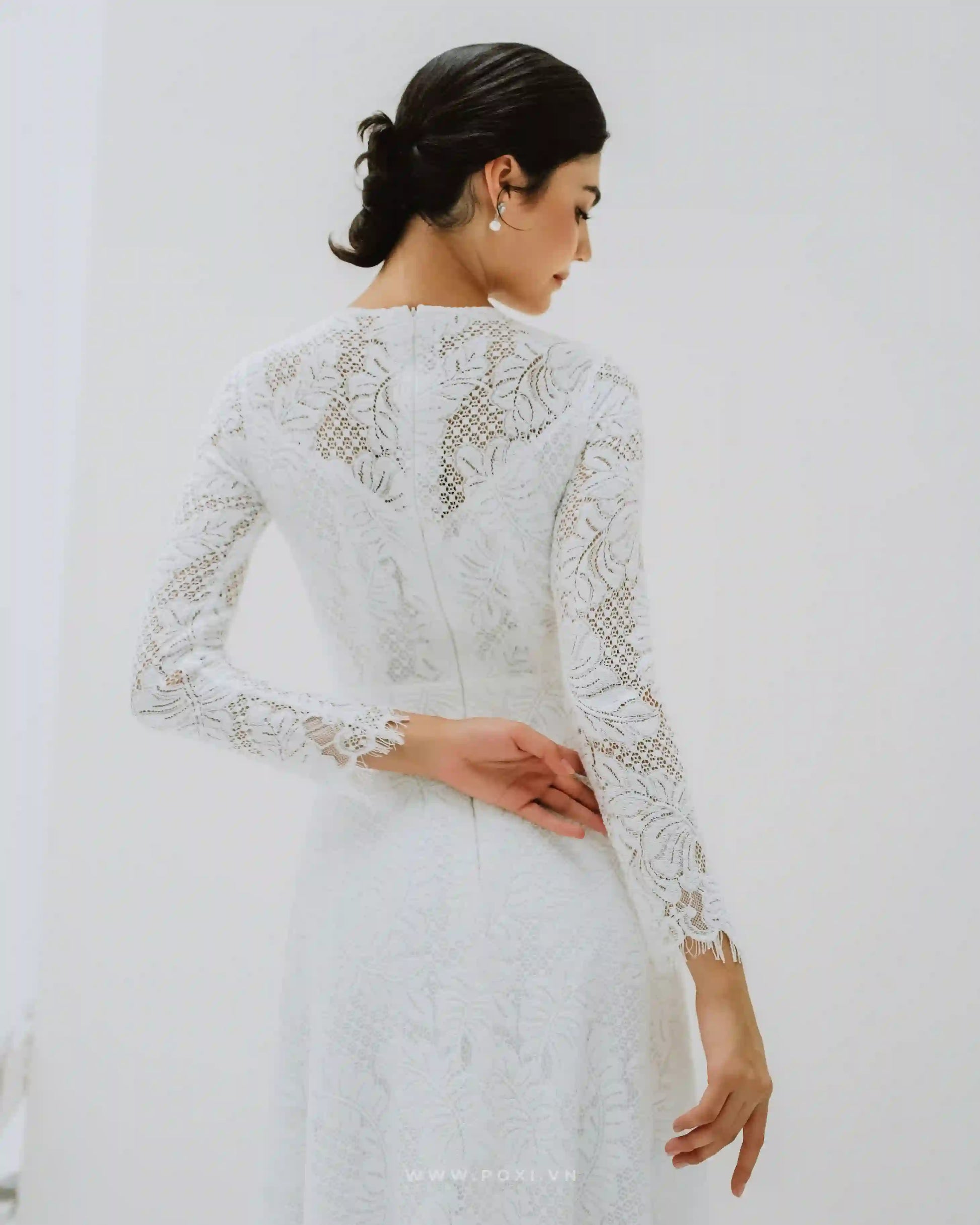 Lace wedding dress with crew neck and long sleeves - D1249 - POXI