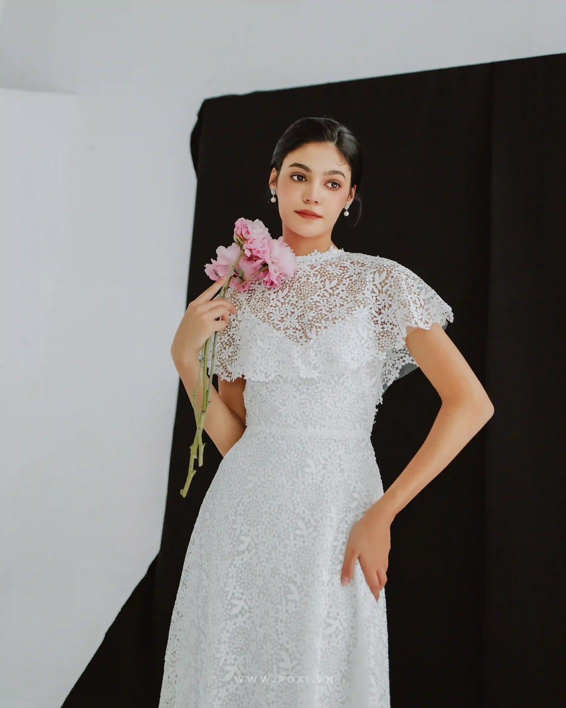 Made-to-order elegant lace wedding dress with V-neck and cape detachable - D1403 - POXI