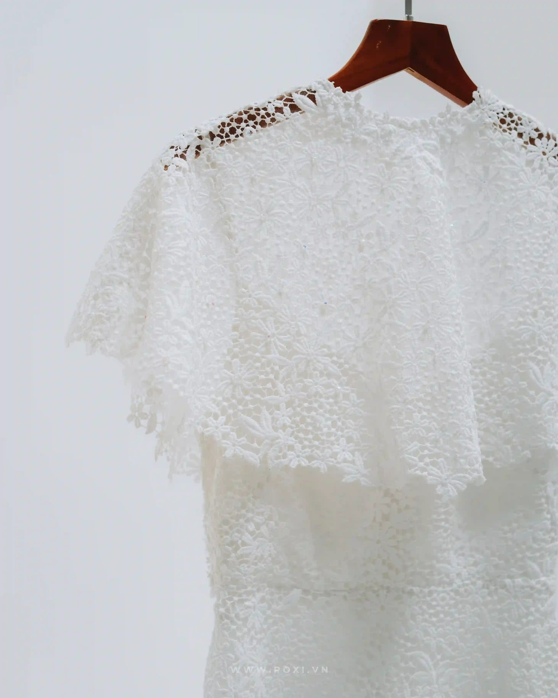 Made-to-order elegant lace wedding dress with V-neck and cape detachable - D1403 - POXI