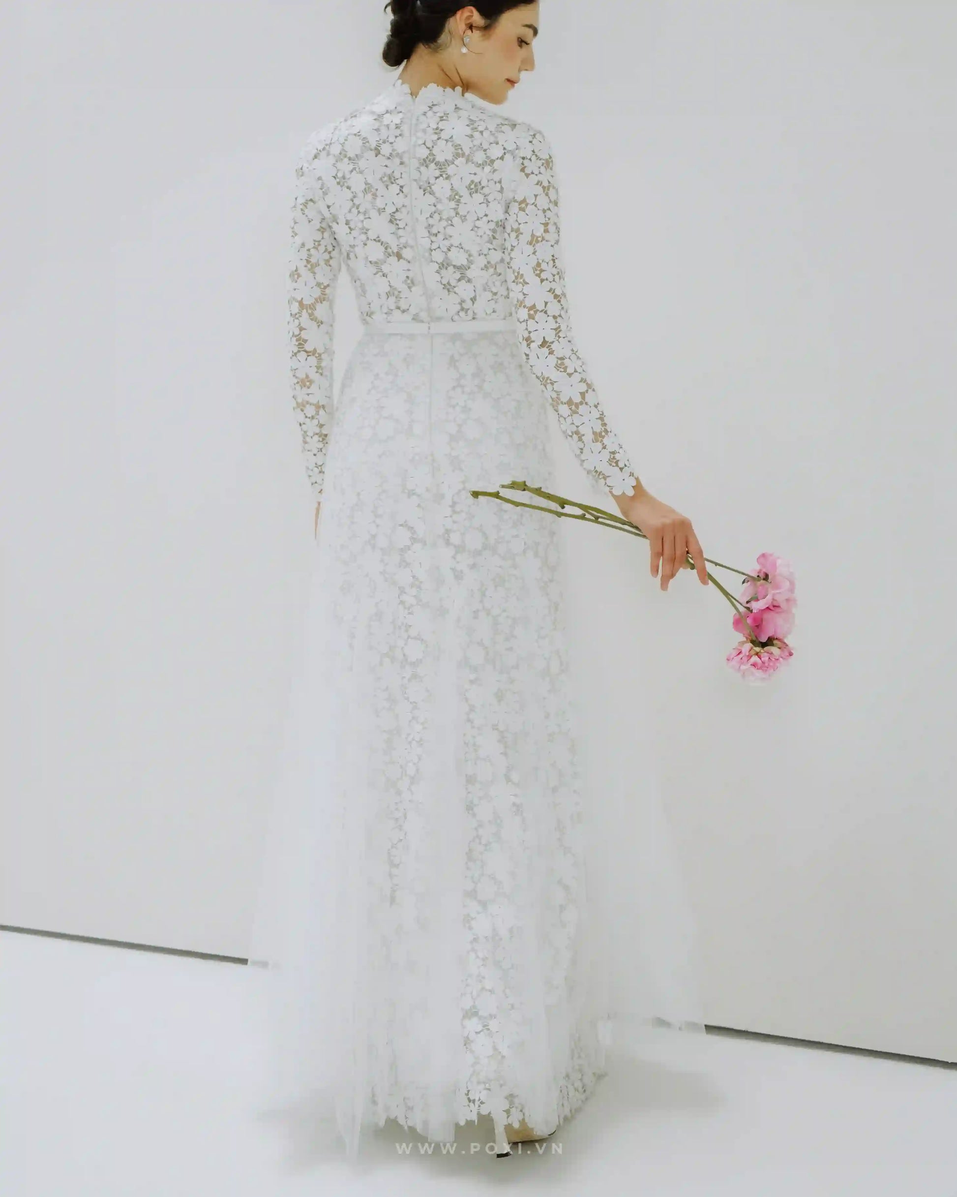 Made-to-order elegant lace wedding dress with crew neck, long sleeve, and detachable tulle skirt - D1536 - POXI