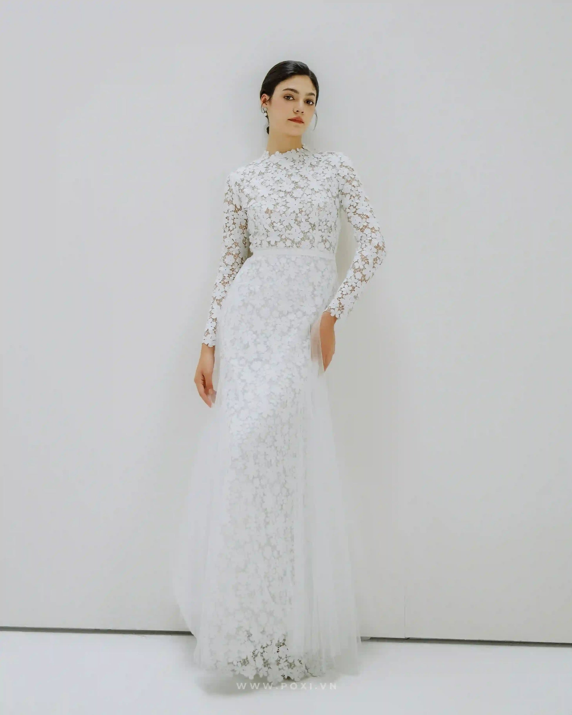 Made-to-order elegant lace wedding dress with crew neck, long sleeve, and detachable tulle skirt - D1536 - POXI
