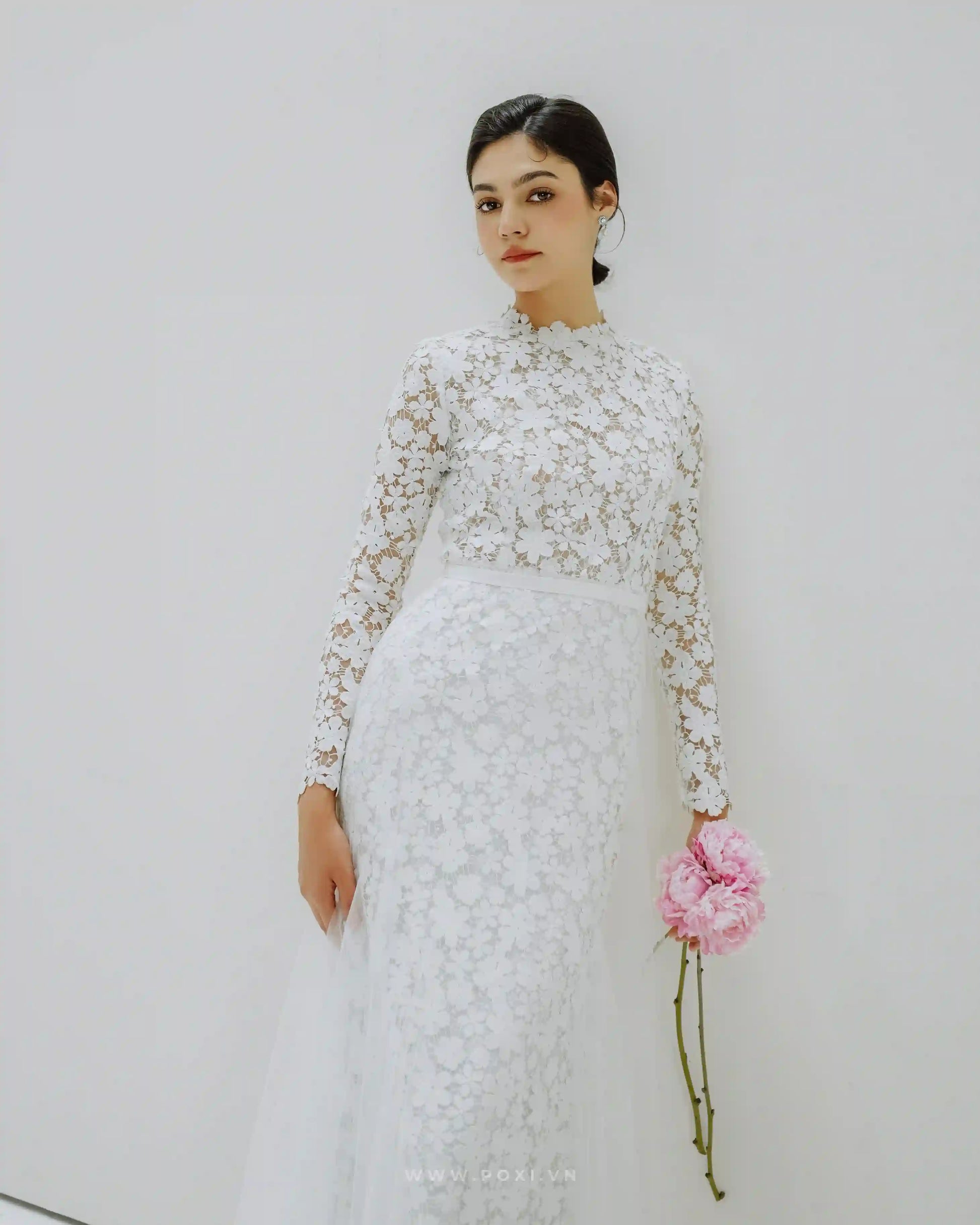 Made-to-order elegant lace wedding dress with crew neck, long sleeve, and detachable tulle skirt - D1536 - POXI