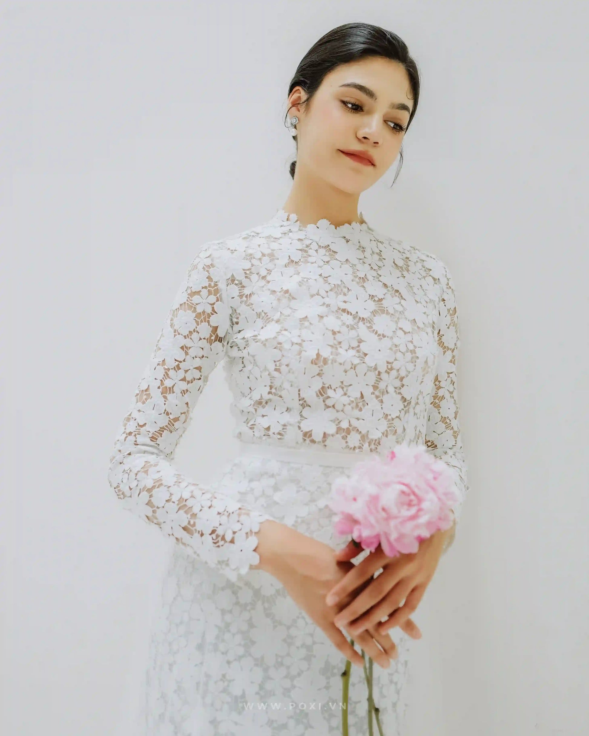 Made-to-order elegant lace wedding dress with crew neck, long sleeve, and detachable tulle skirt - D1536 - POXI