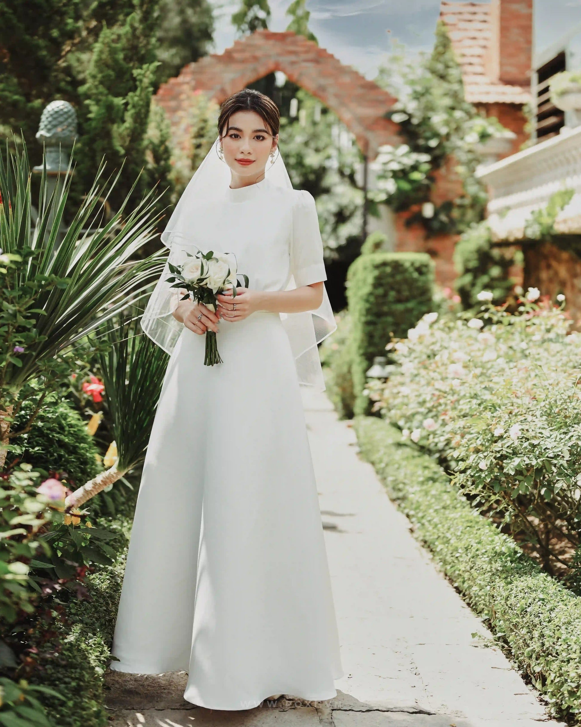 Minimalist wedding dress with mock neck and short sleeve - D1637 - POXI