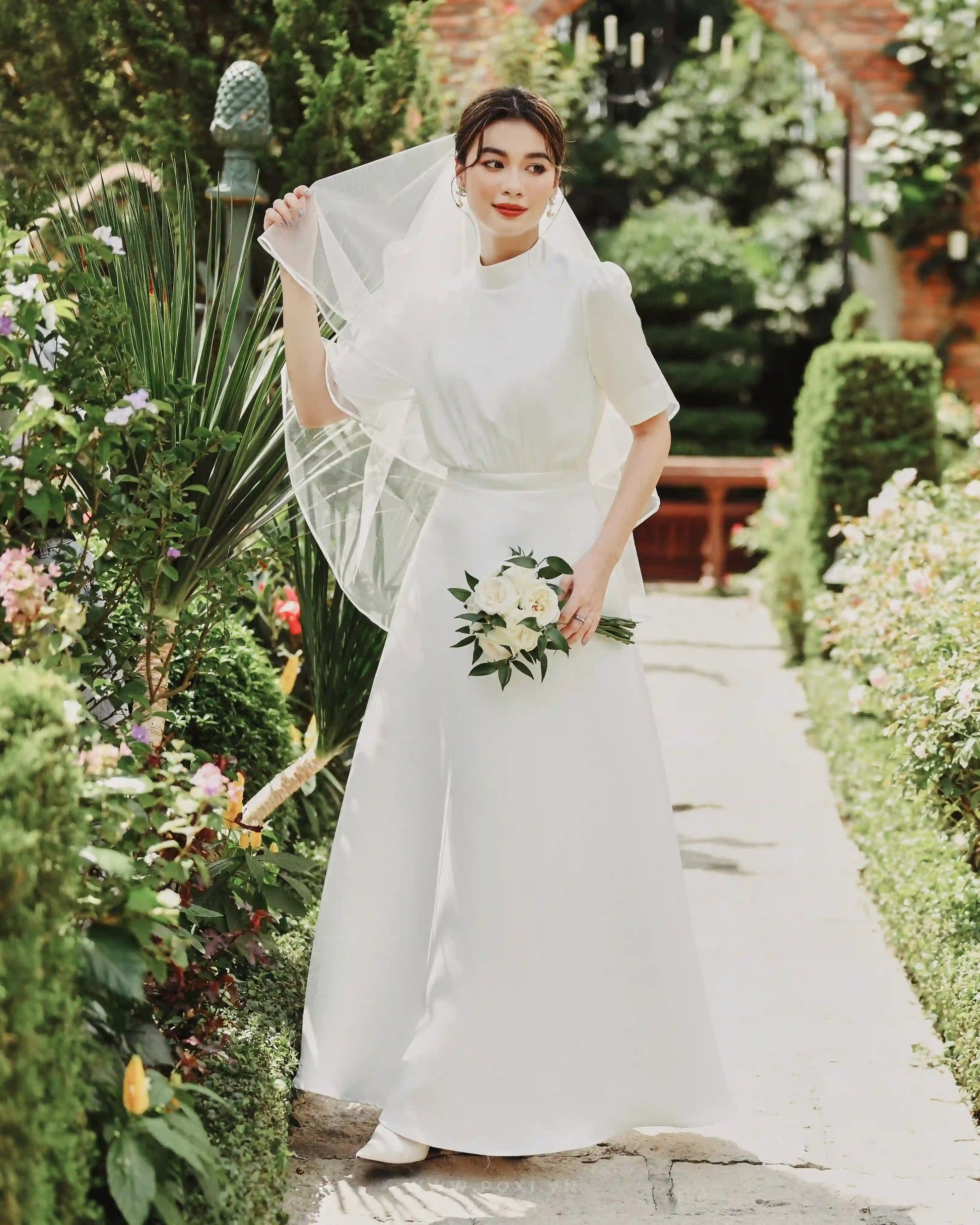 Minimalist wedding dress with mock neck and short sleeve - D1637 - POXI