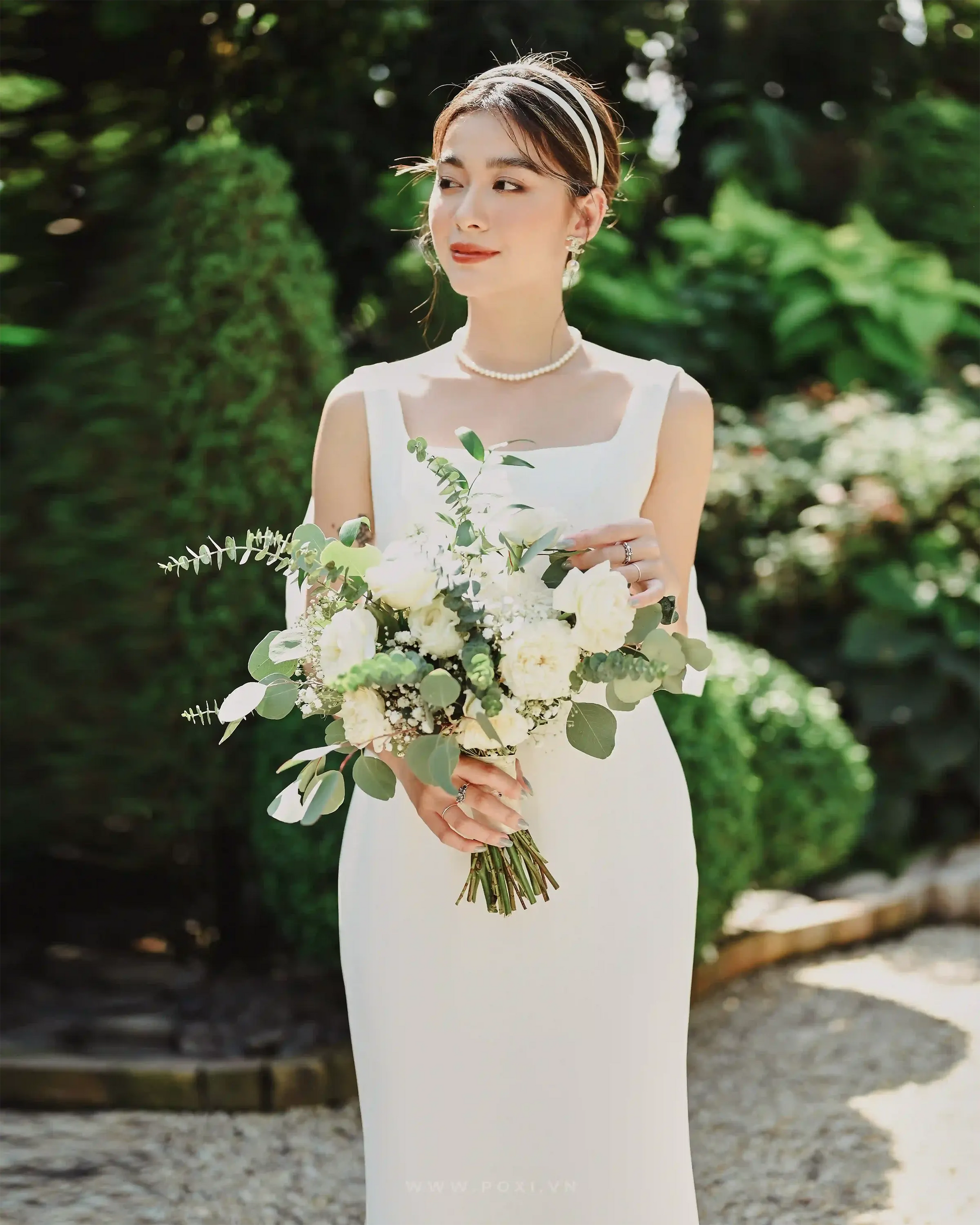 Impressive modern wedding dress with square neck, sleeveless and detachable organza bow - D1641 - POXI
