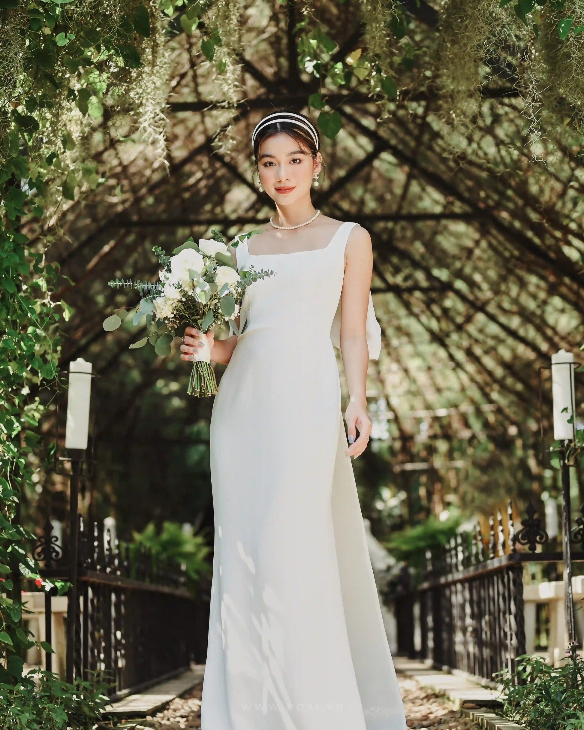Impressive modern wedding dress with square neck, sleeveless and detachable organza bow - D1641 - POXI