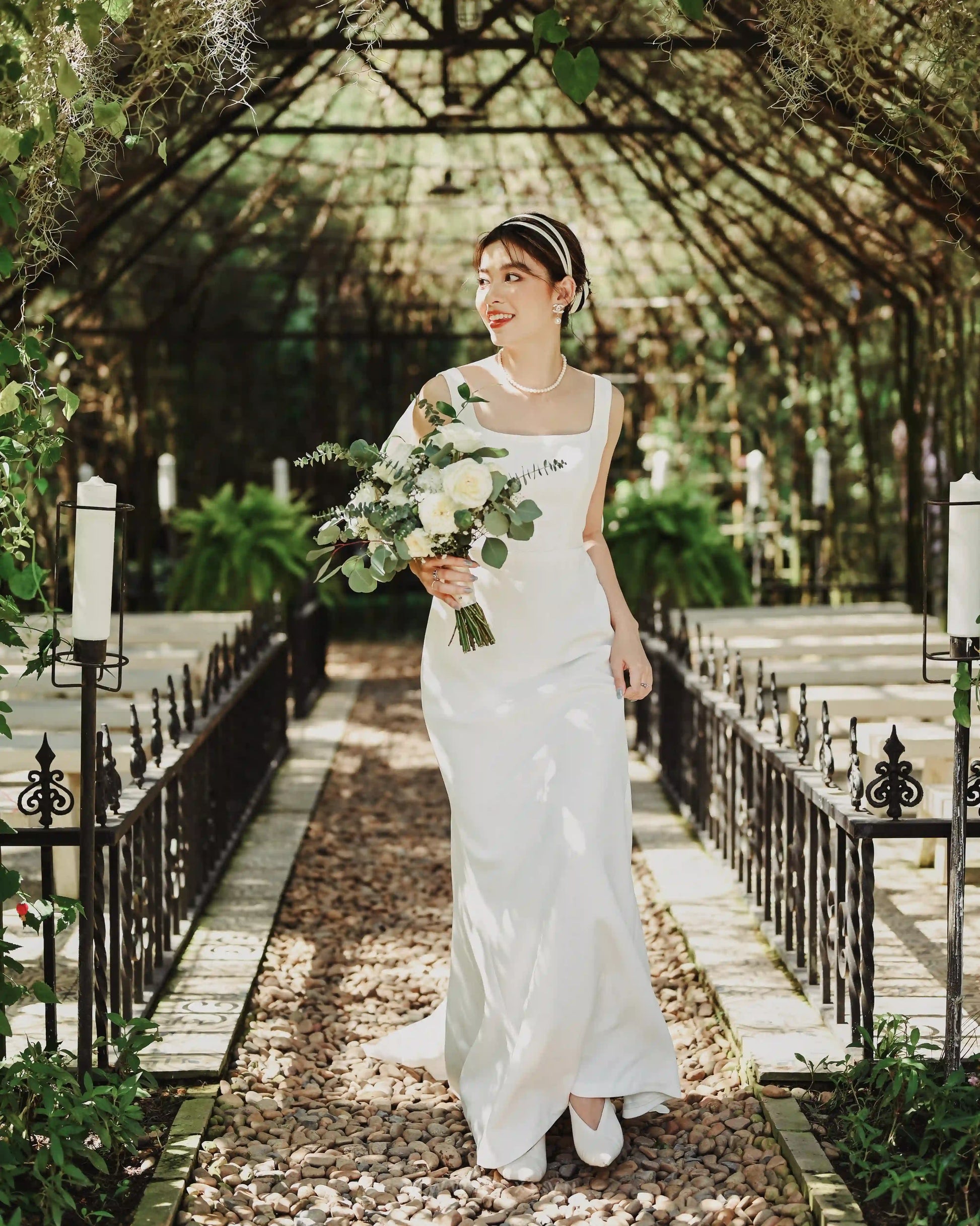 Impressive modern wedding dress with square neck, sleeveless and detachable organza bow - D1641 - POXI