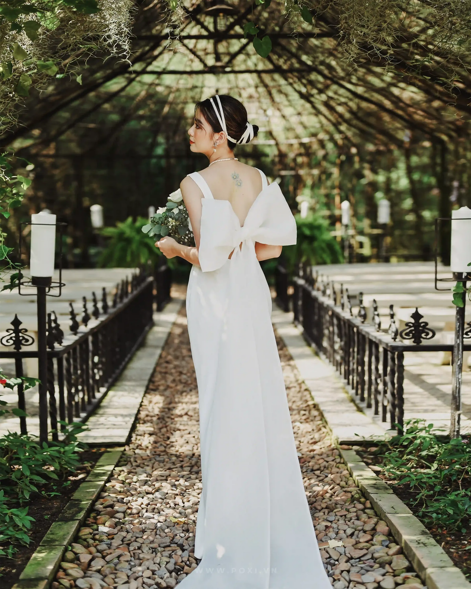 Impressive modern wedding dress with square neck, sleeveless and detachable organza bow - D1641 - POXI