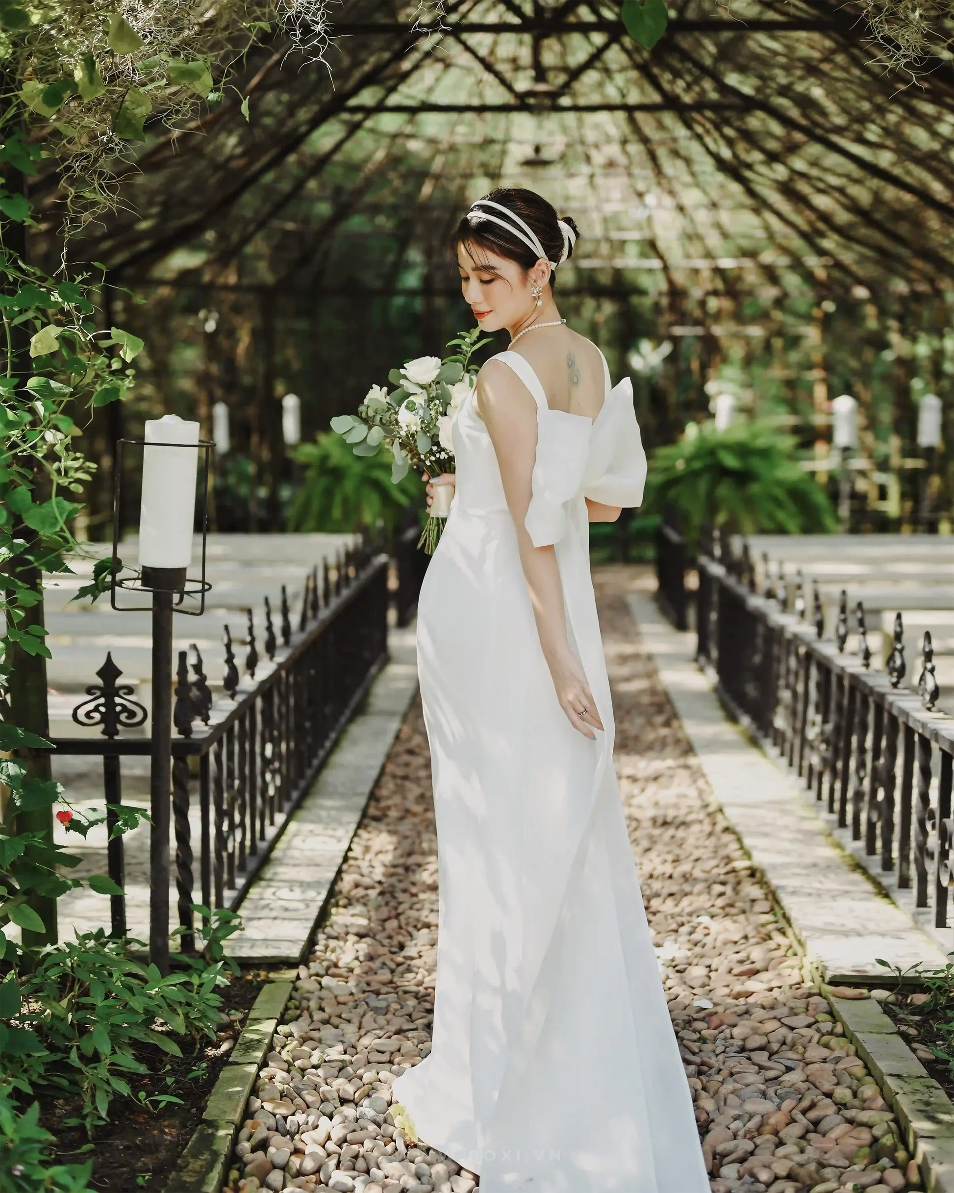 Impressive modern wedding dress with square neck, sleeveless and detachable organza bow - D1641 - POXI