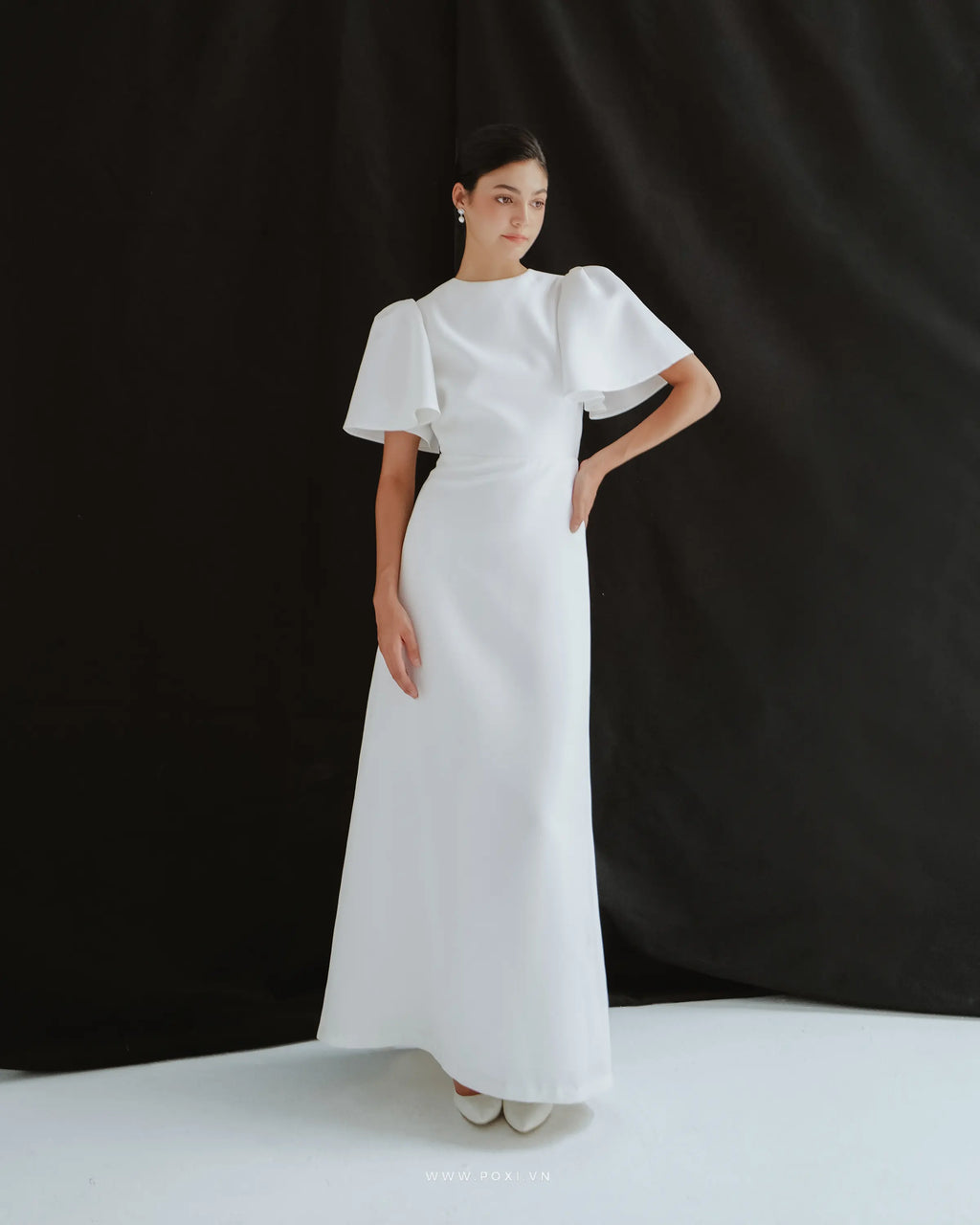 Simple wedding dress with crew neck and puff-flared sleeves - D1683 - POXI