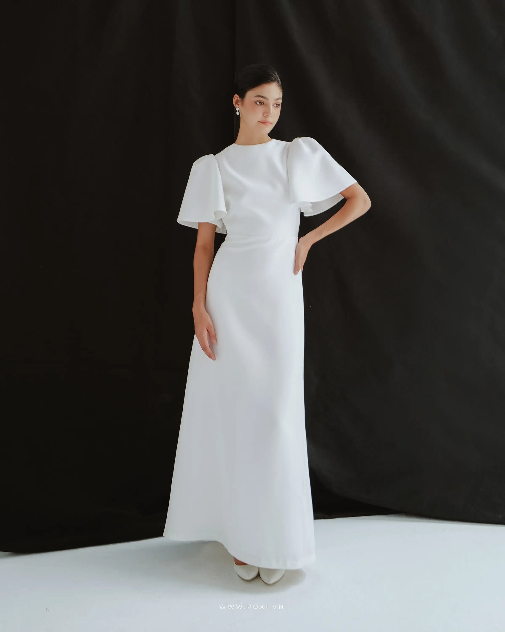 Simple wedding dress with crew neck and puff-flared sleeves - D1683 - POXI