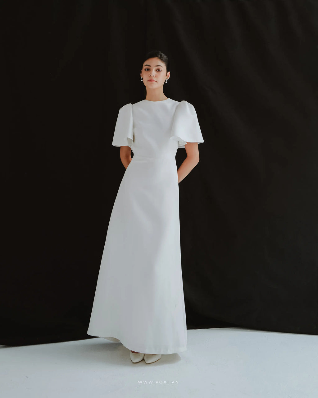 Simple wedding dress with crew neck and puff-flared sleeves - D1683 - POXI