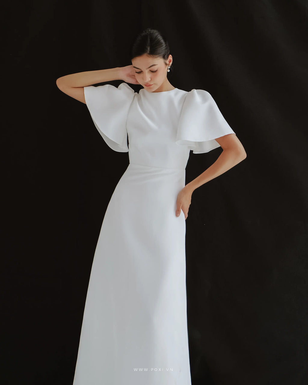 Simple wedding dress with crew neck and puff-flared sleeves - D1683 - POXI