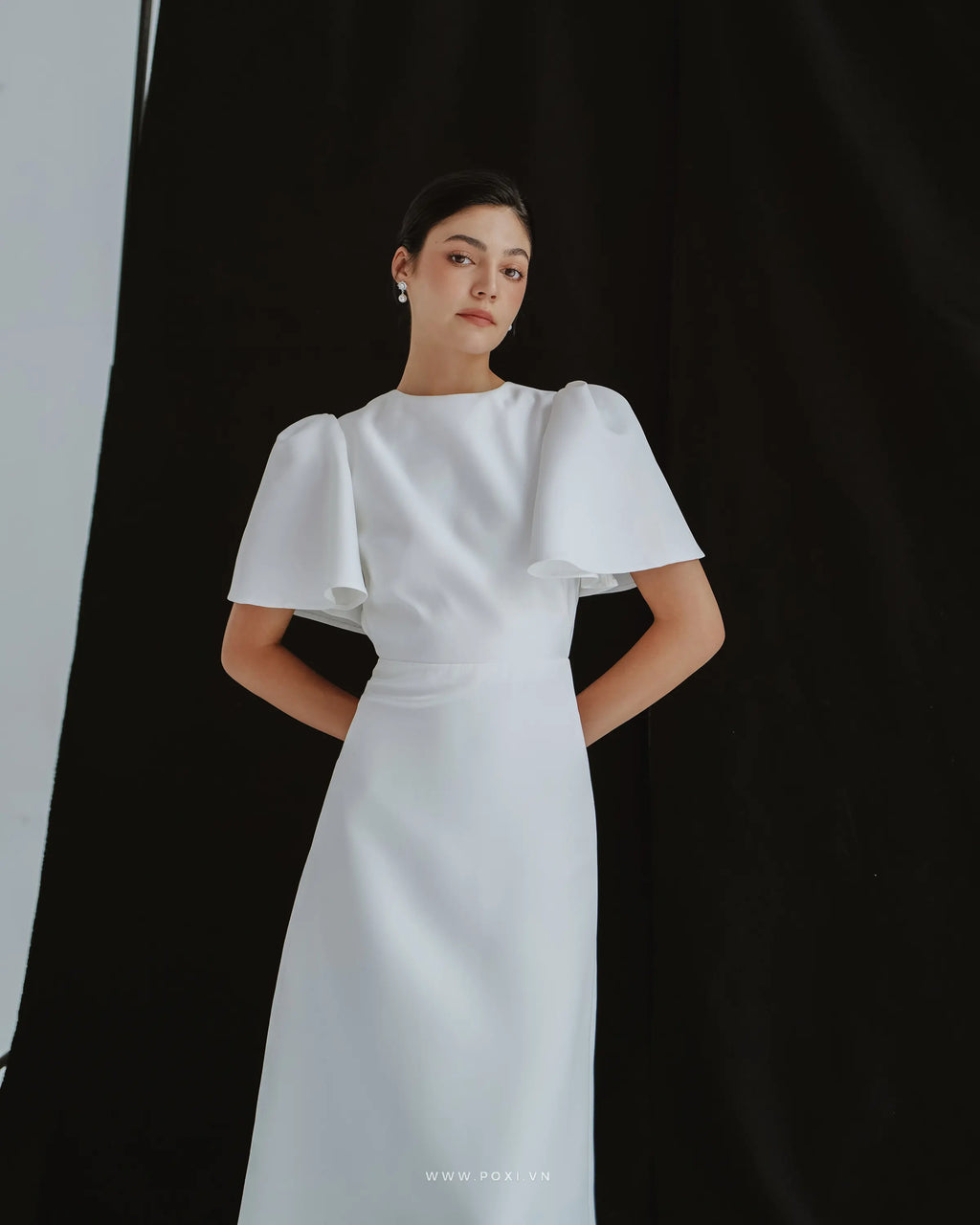 Simple wedding dress with crew neck and puff-flared sleeves - D1683 - POXI