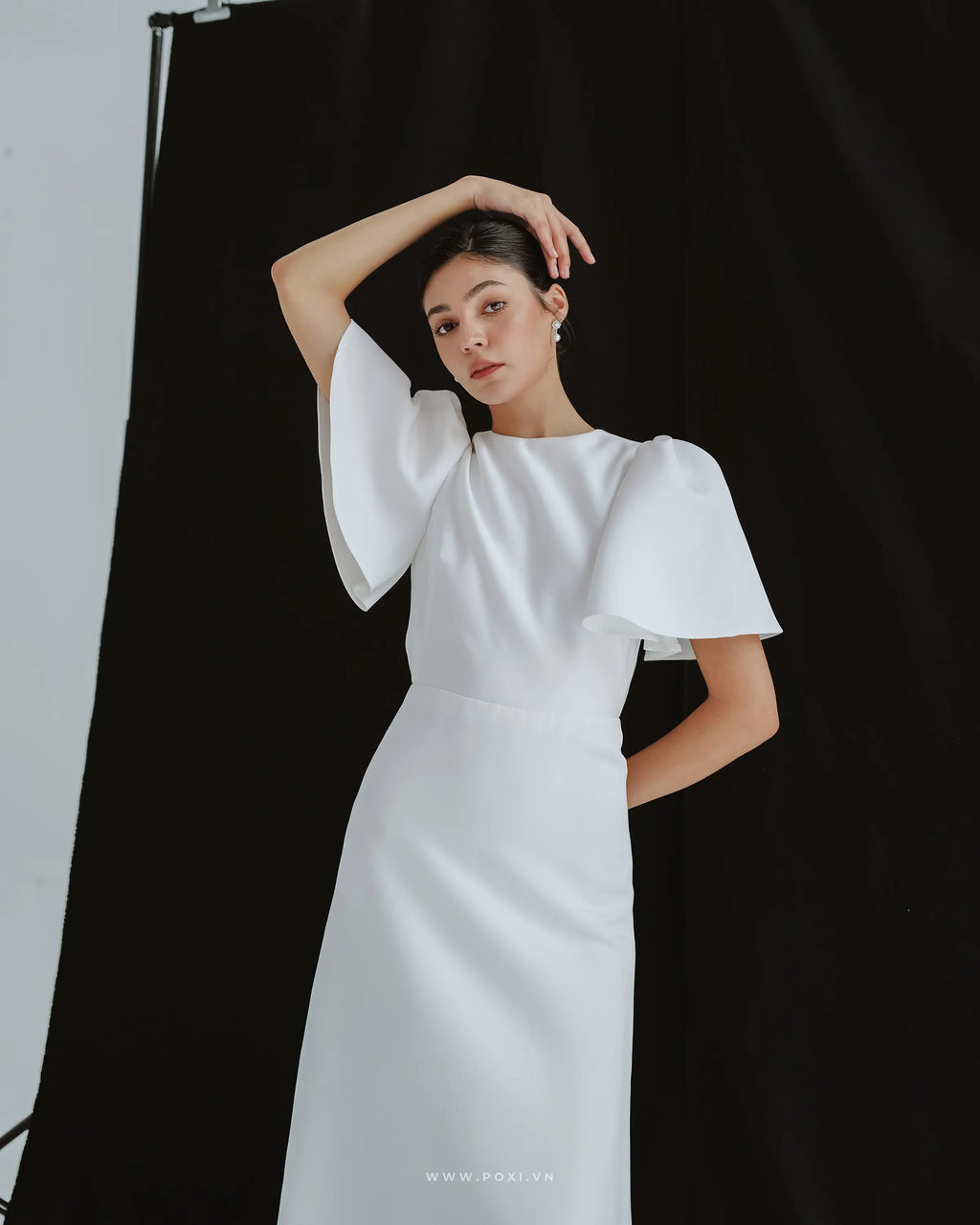 Simple wedding dress with crew neck and puff-flared sleeves - D1683 - POXI