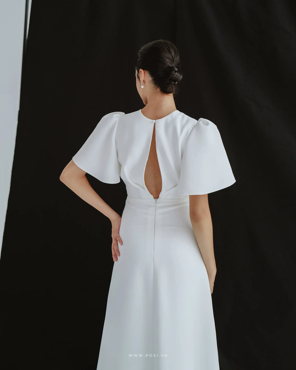 Simple wedding dress with crew neck and puff-flared sleeves - D1683 - POXI