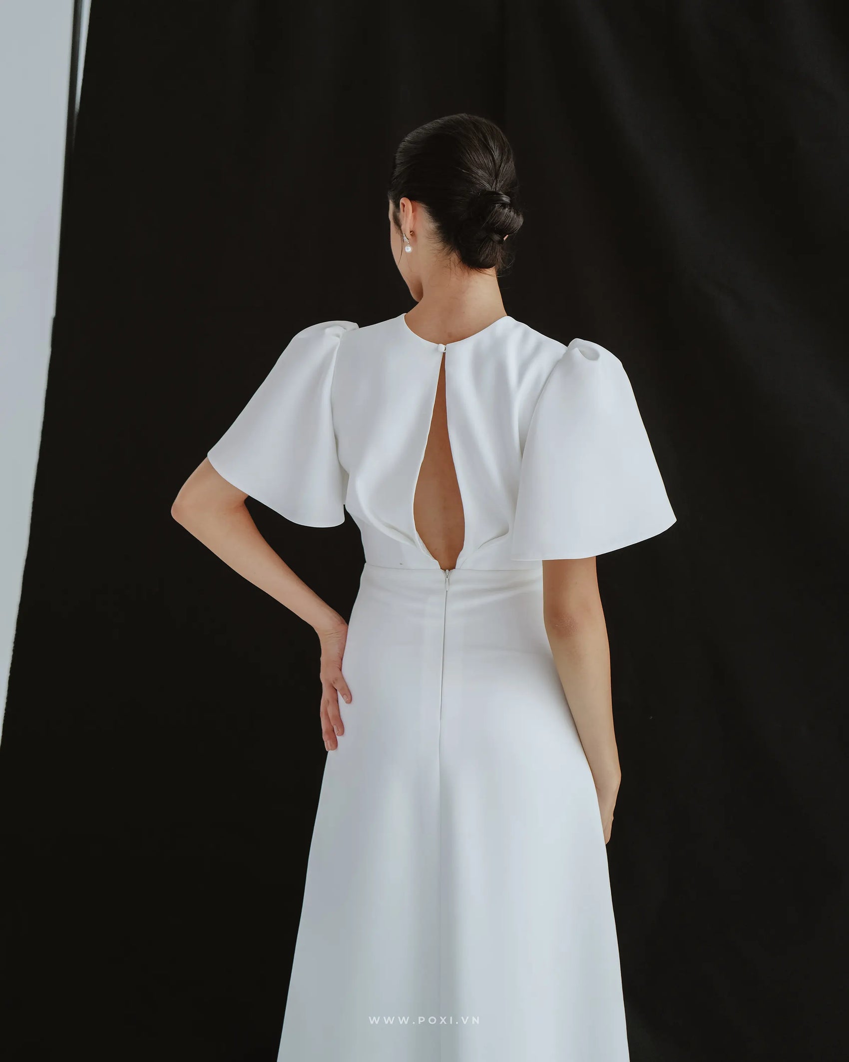 Simple wedding dress with crew neck and puff-flared sleeves - D1683 - POXI