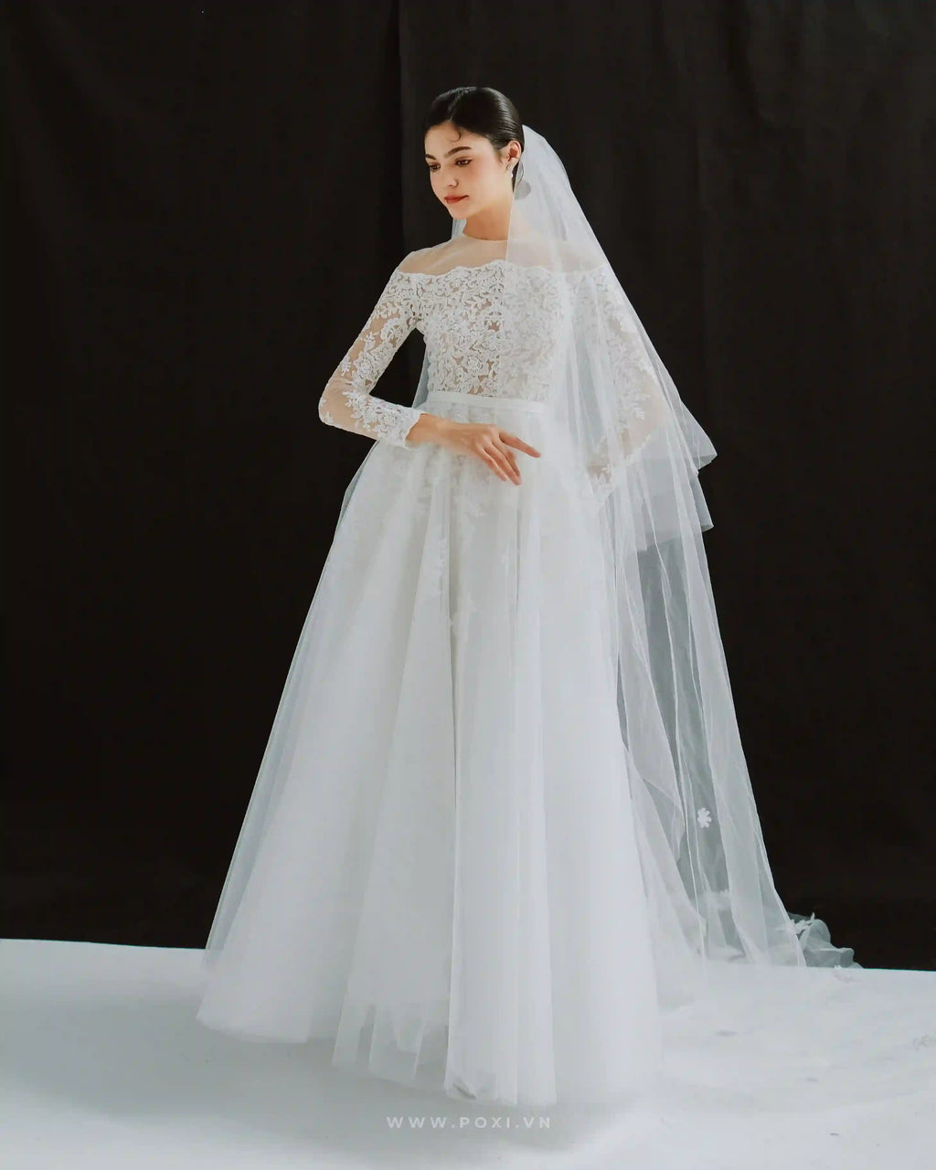 Elegant off-the-shoulder wedding dress with flared skirt and long sleeves - D1746 - POXI