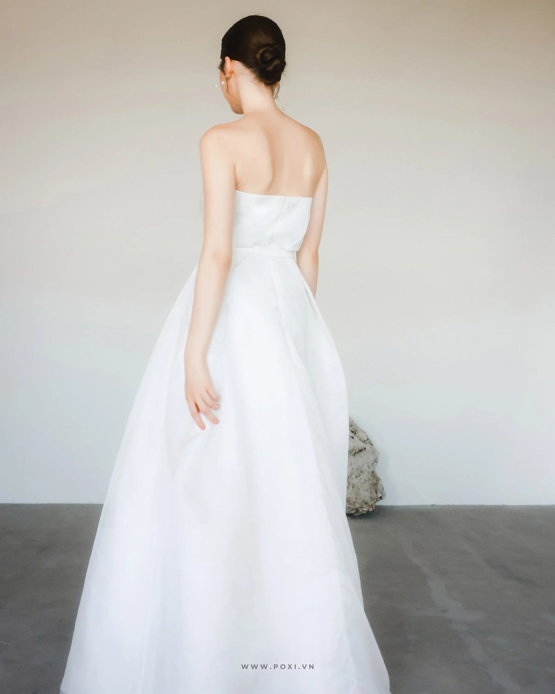 Modern off-shoulder wedding dress with a front split design and detachable bow belt - D1773 - POXI