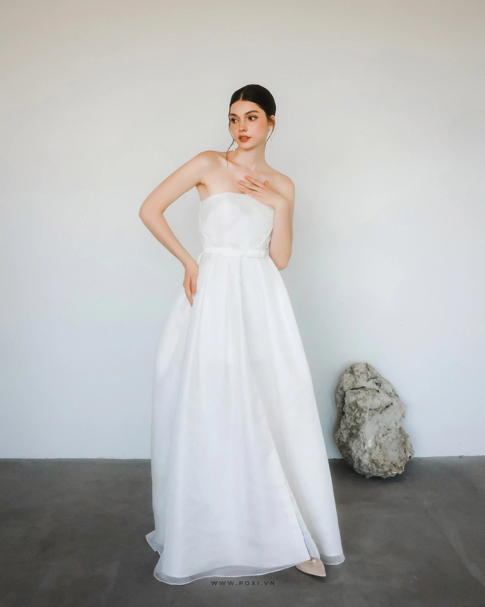 Modern off-shoulder wedding dress with a front split design and detachable bow belt - D1773 - POXI