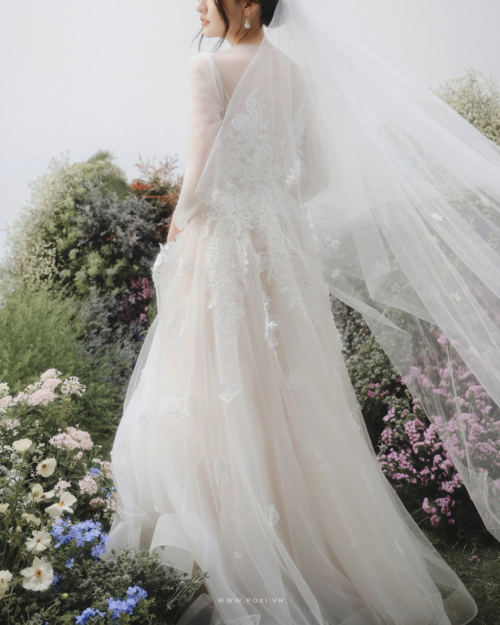 Made-to-order Flying wedding dress with crew neck and long sleeves - D1785 - POXI