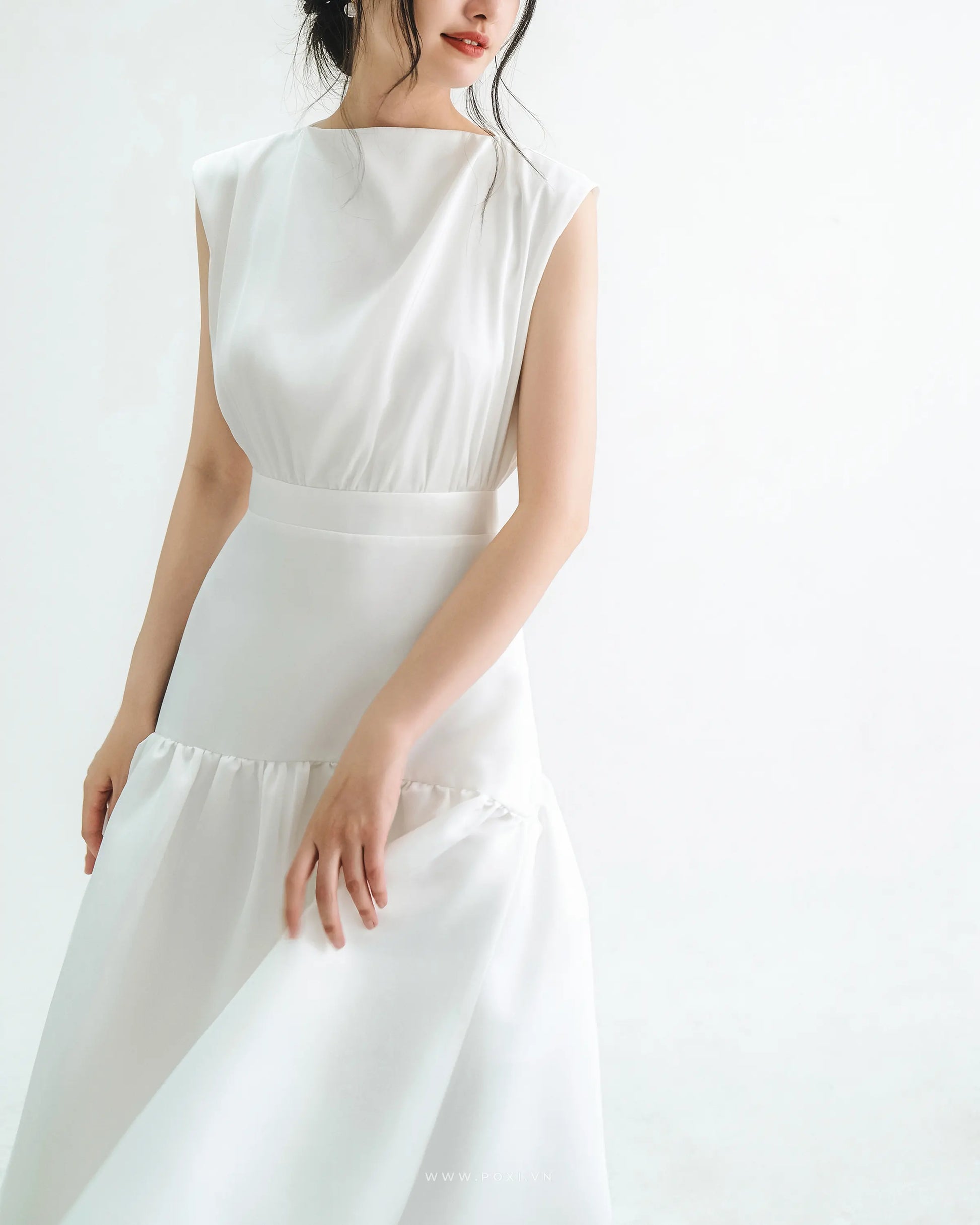 Minimalist white party dress with crew neck and mullet skirt - D1811B - POXI