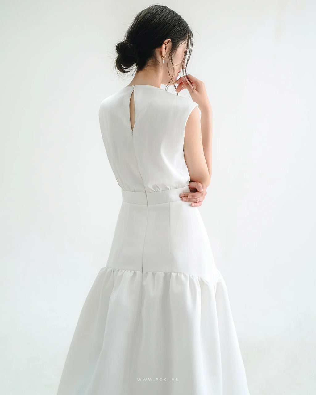 Minimalist white party dress with crew neck and mullet skirt - D1811B - POXI