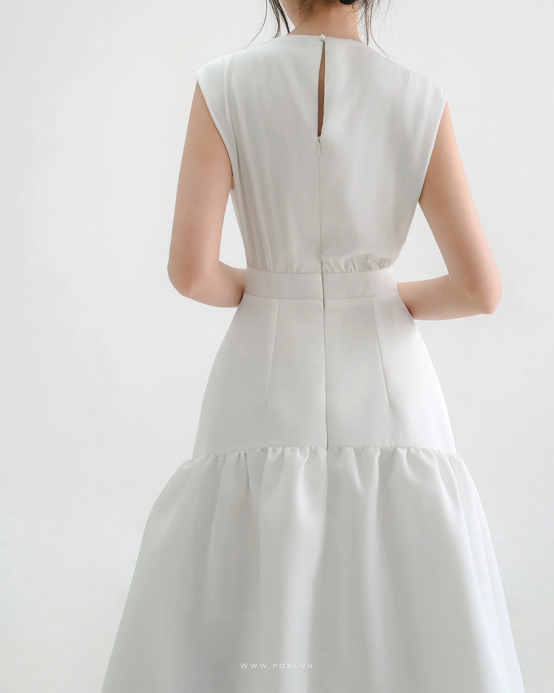 Minimalist white party dress with crew neck and mullet skirt - D1811B - POXI