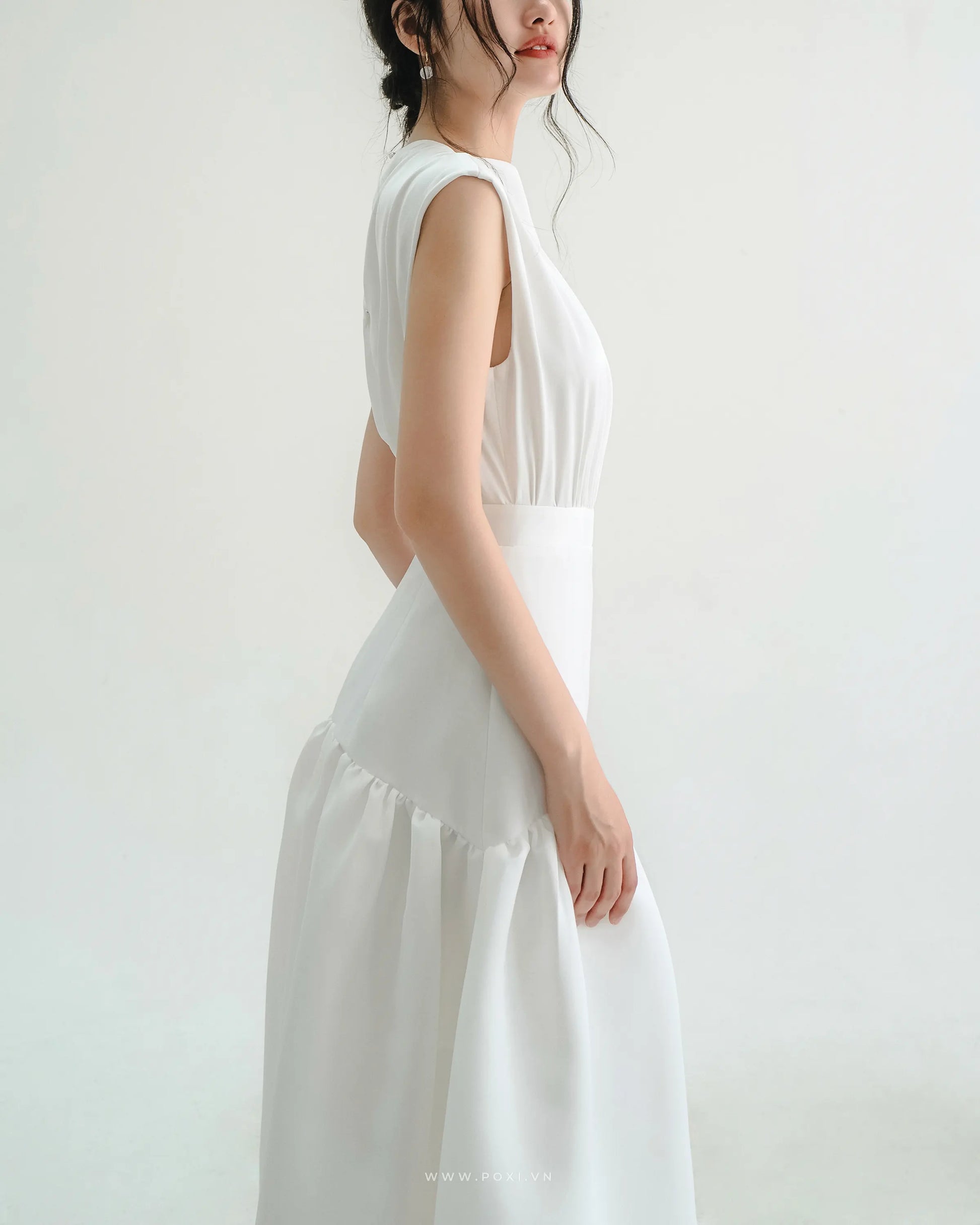 Minimalist white party dress with crew neck and mullet skirt - D1811B - POXI