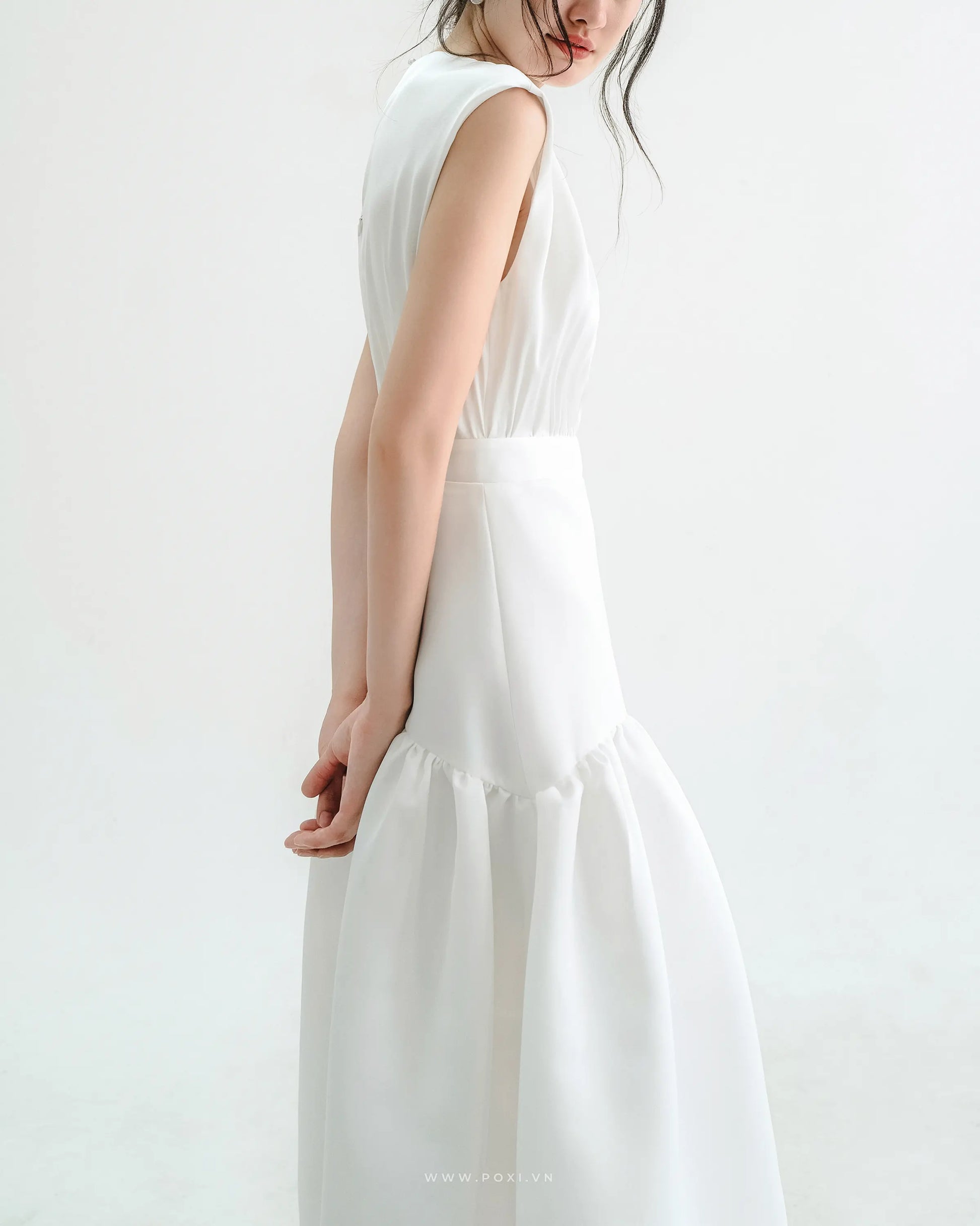 Minimalist white party dress with crew neck and mullet skirt - D1811B - POXI