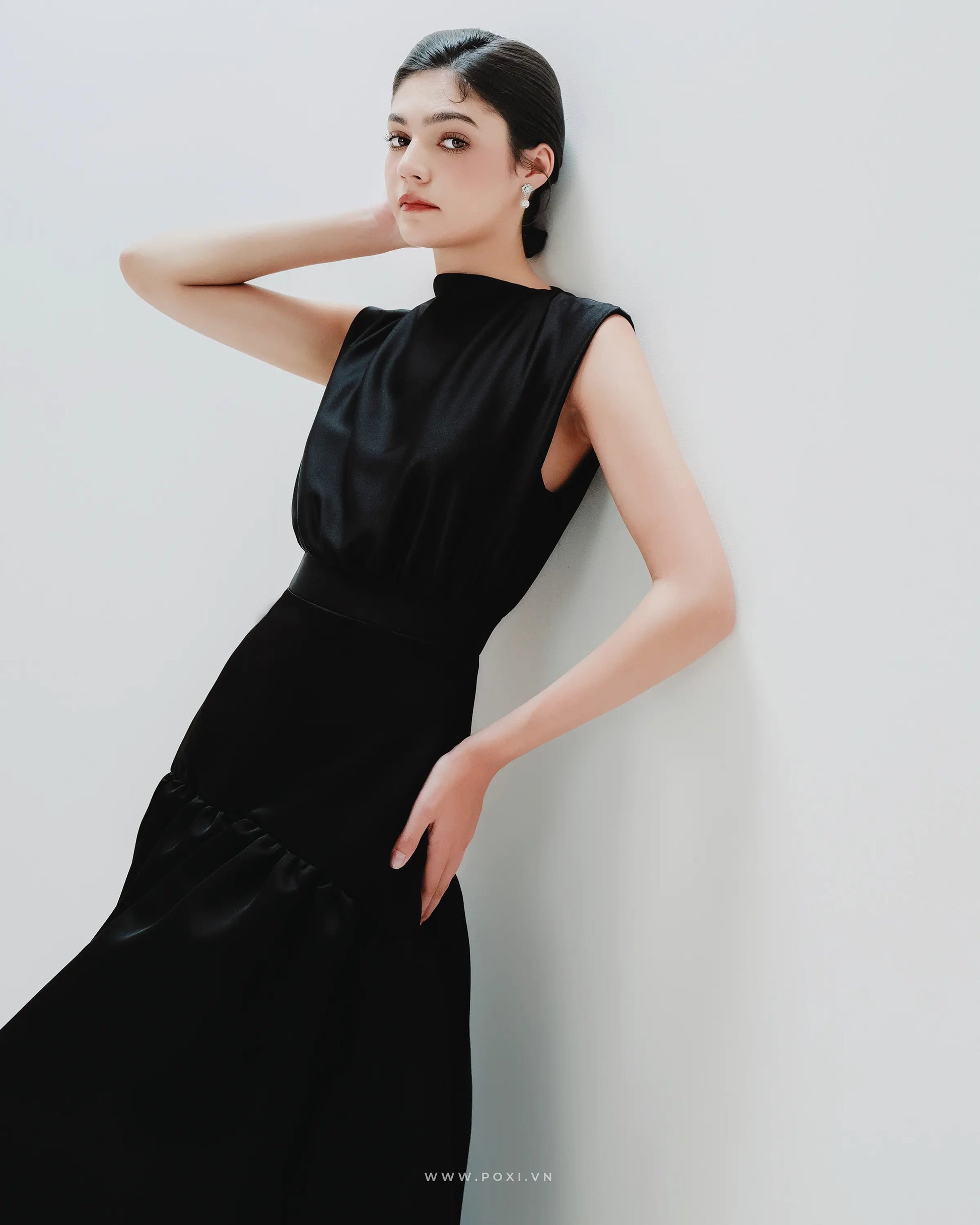 Minimalist black party dress with crew neck and mullet skirt - D1811 - POXI
