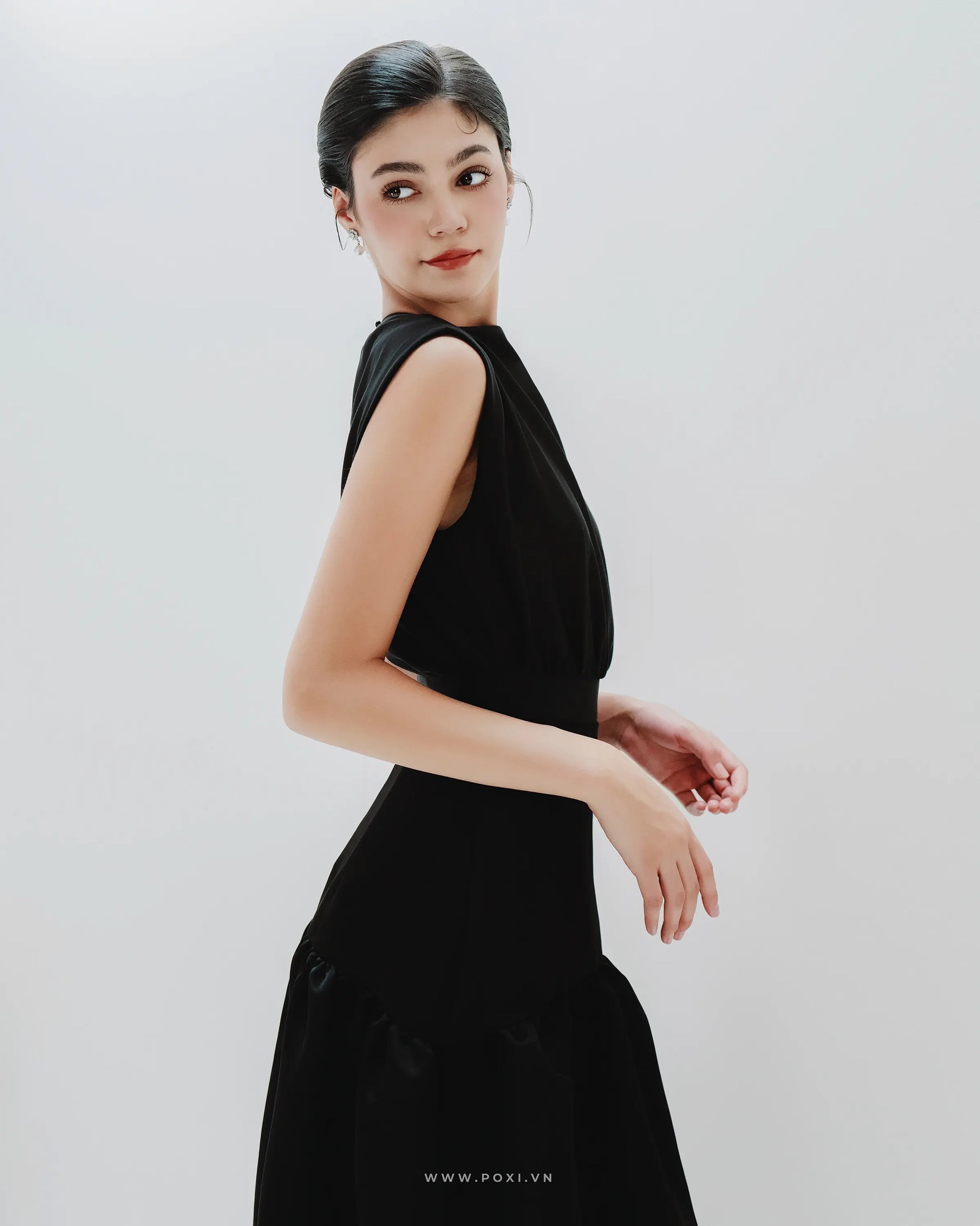 Minimalist black party dress with crew neck and mullet skirt - D1811 - POXI