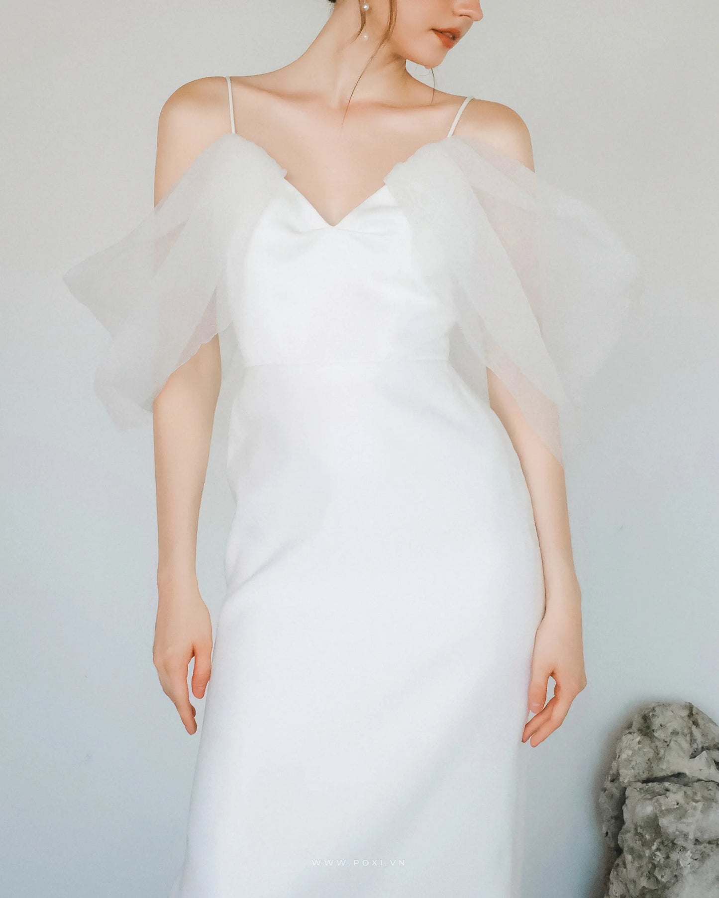 Đầm hai dây cổ V nhún cách điệu, váy Aline ôm hông nhẹ - D1825 Regular