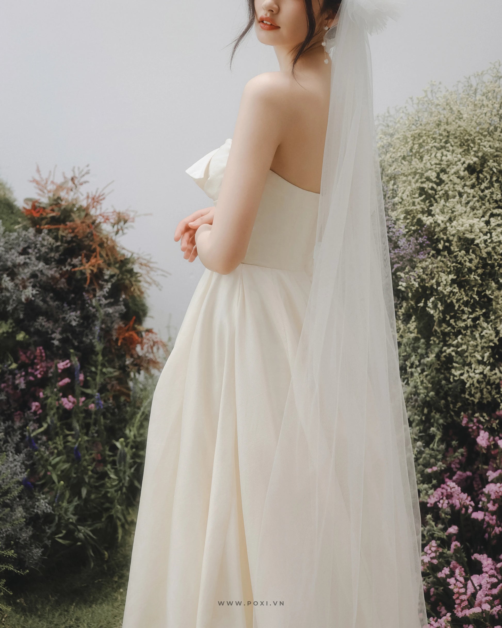 Modern Off-the-shoulder wedding dress with the impressive top bow detail - D1836 - POXI
