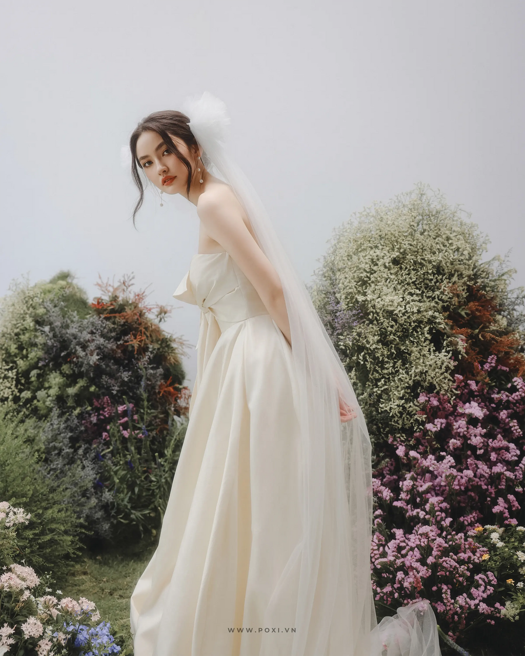 Modern Off-the-shoulder wedding dress with the impressive top bow detail - D1836 - POXI