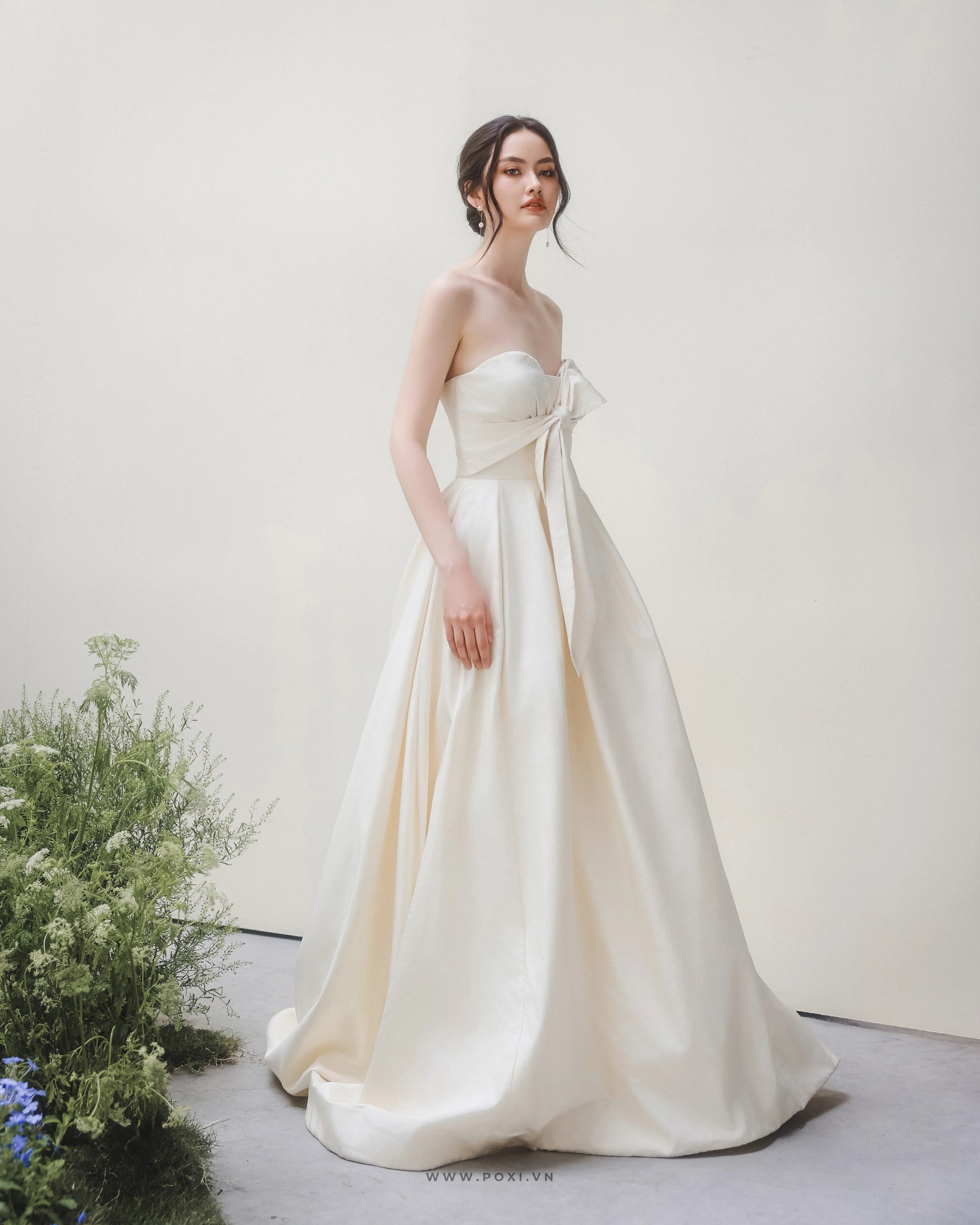 Modern Off-the-shoulder wedding dress with the impressive top bow detail - D1836 - POXI