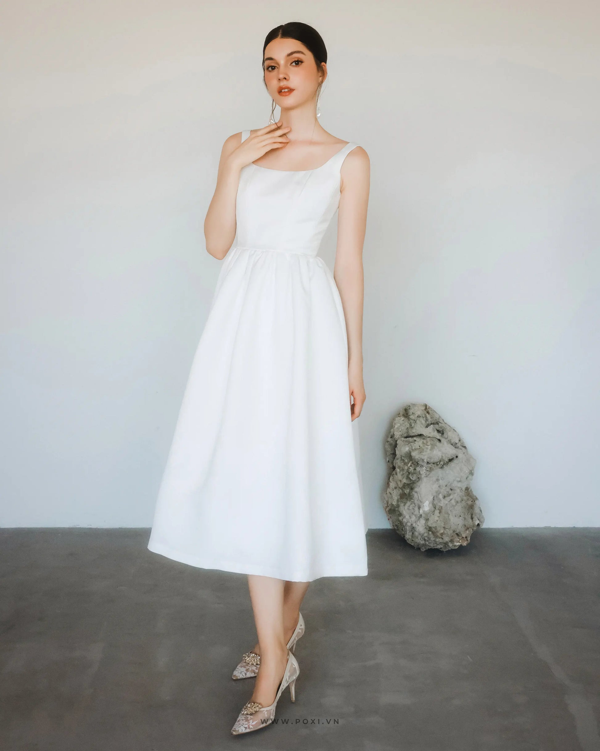 Modern open-back party white dress with square neck, sleeveless and flared skirt - D1847C - POXI